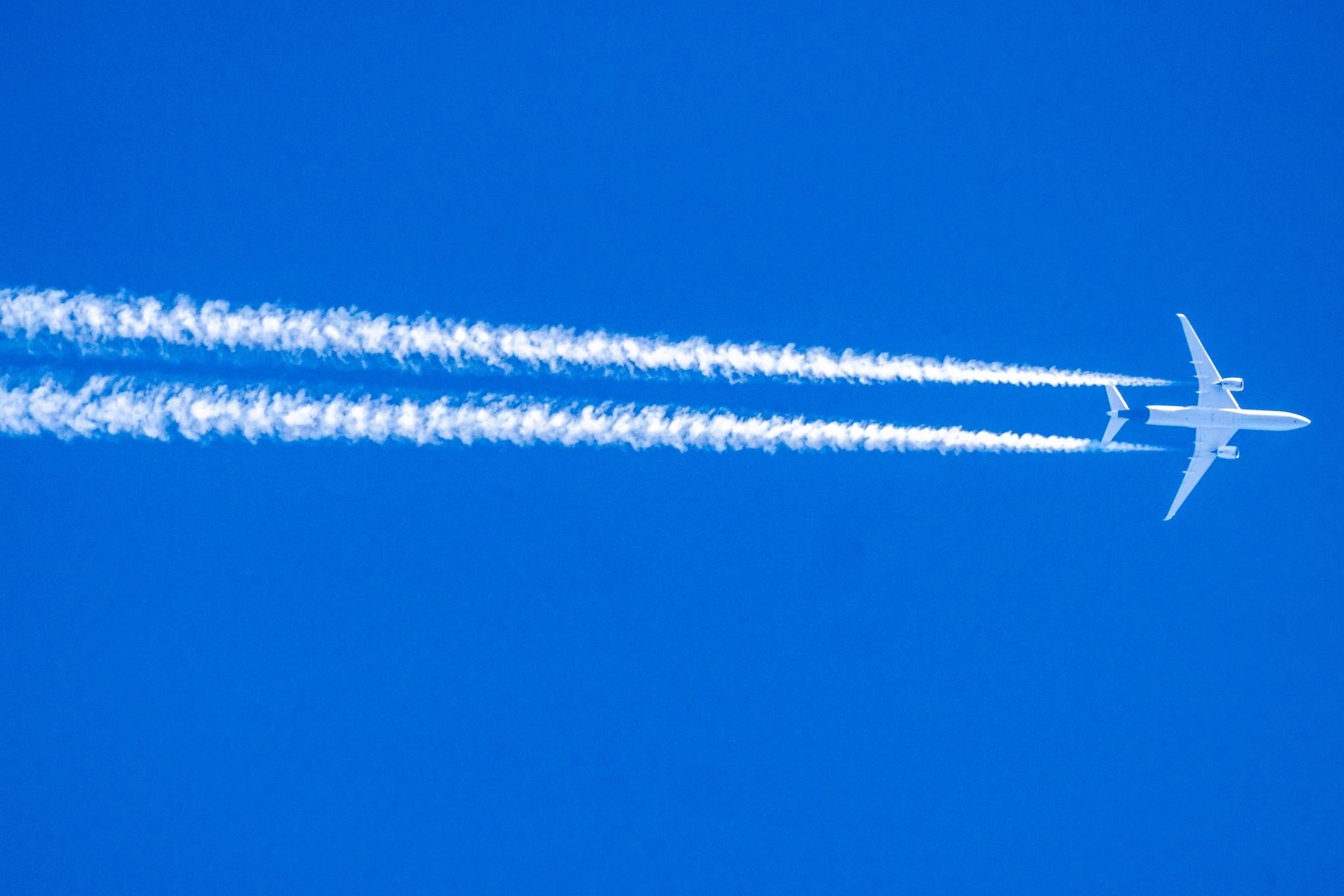 Kondensstreifen am Himmel.