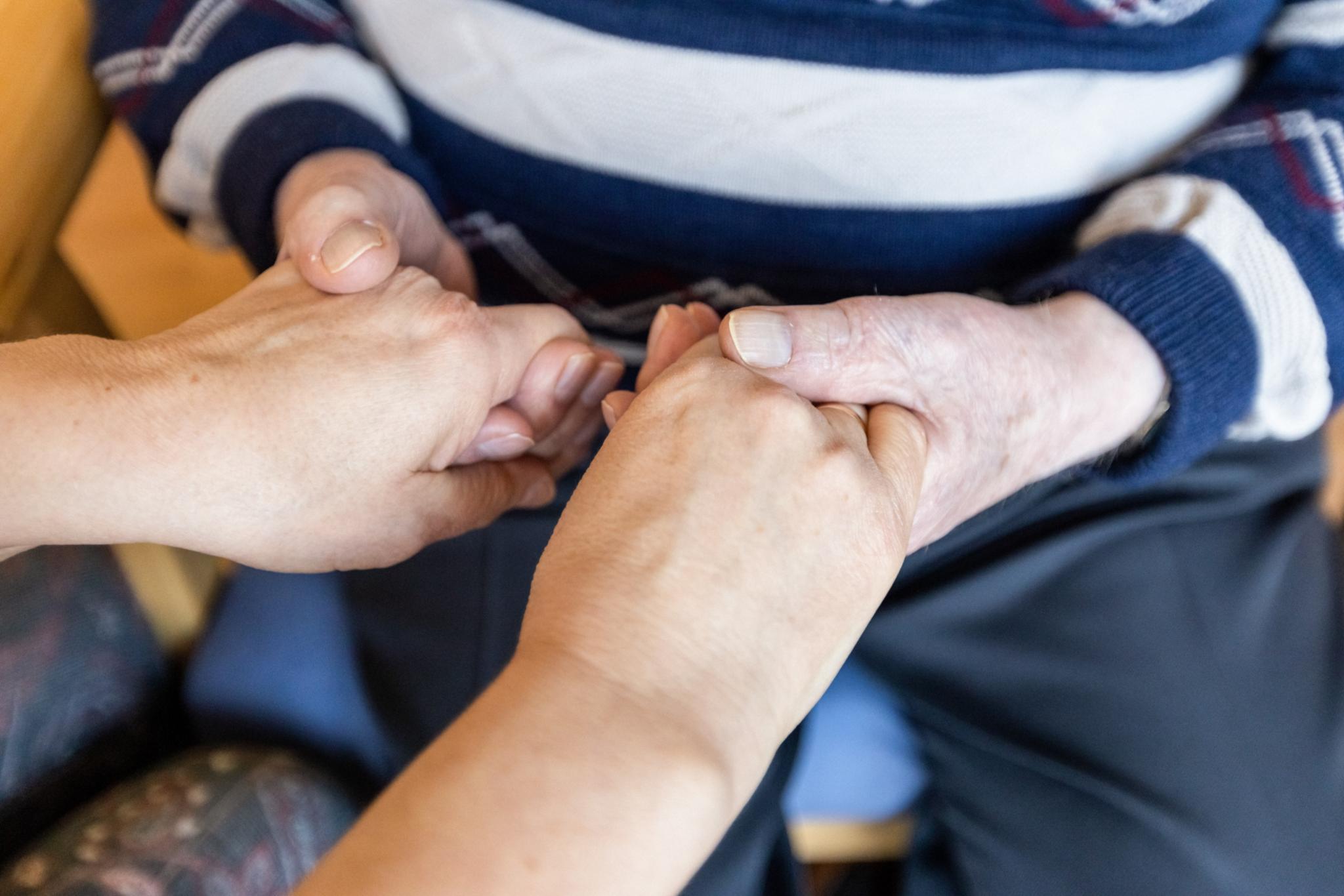 Kranke oder alte Menschen besuchen – für viele Menschen ist das durchaus ein Geschäft auf Gegenseitigkeit, fließt doch viel Liebe und Dankbarkeit an den Gebenden zurück.