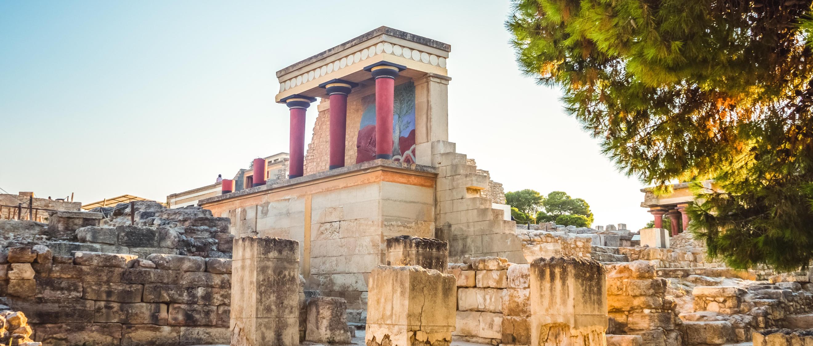 Tempelanlage aus Stein mit Säulen