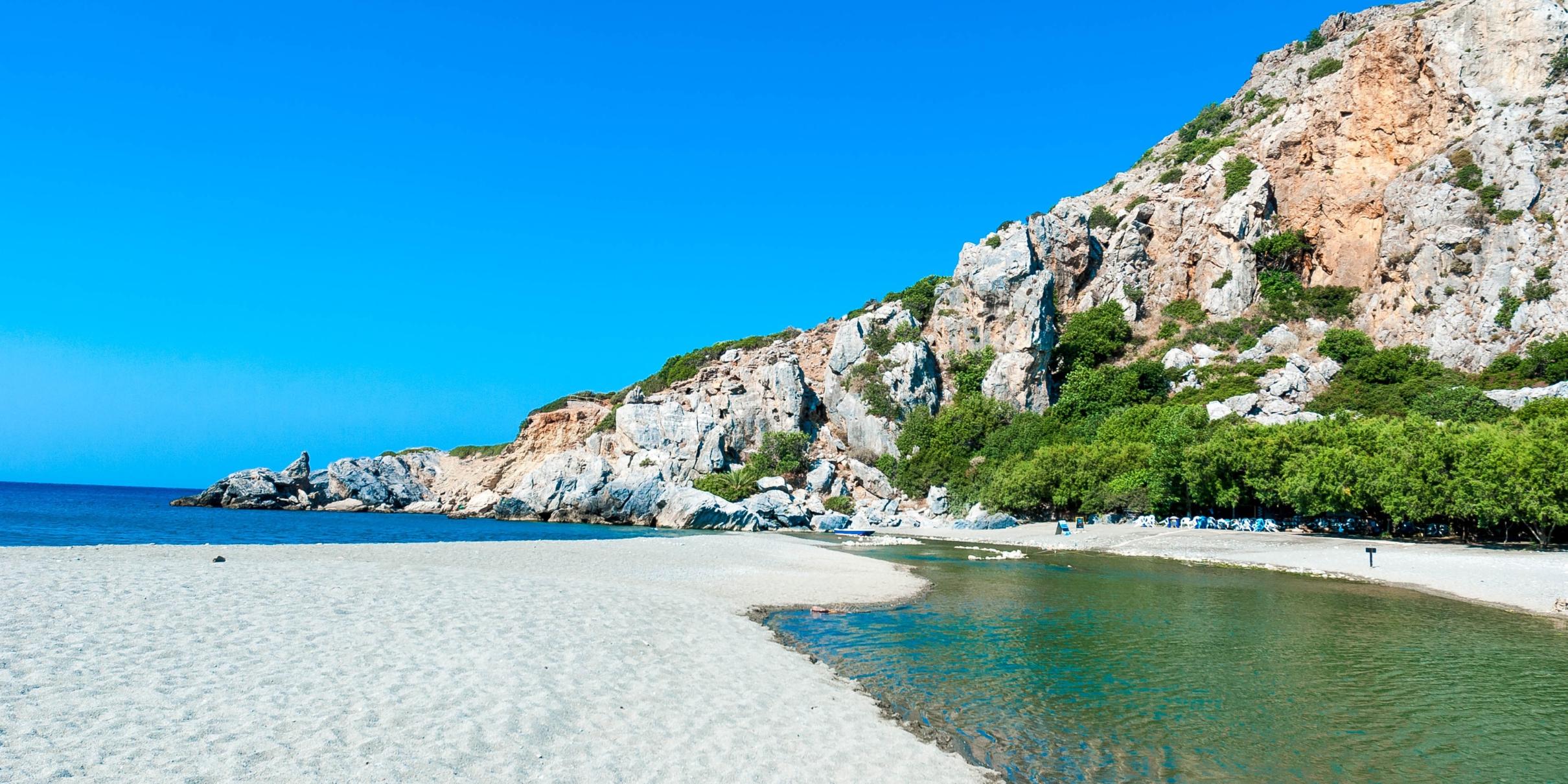 Steine, Klippen, Sand und Meer