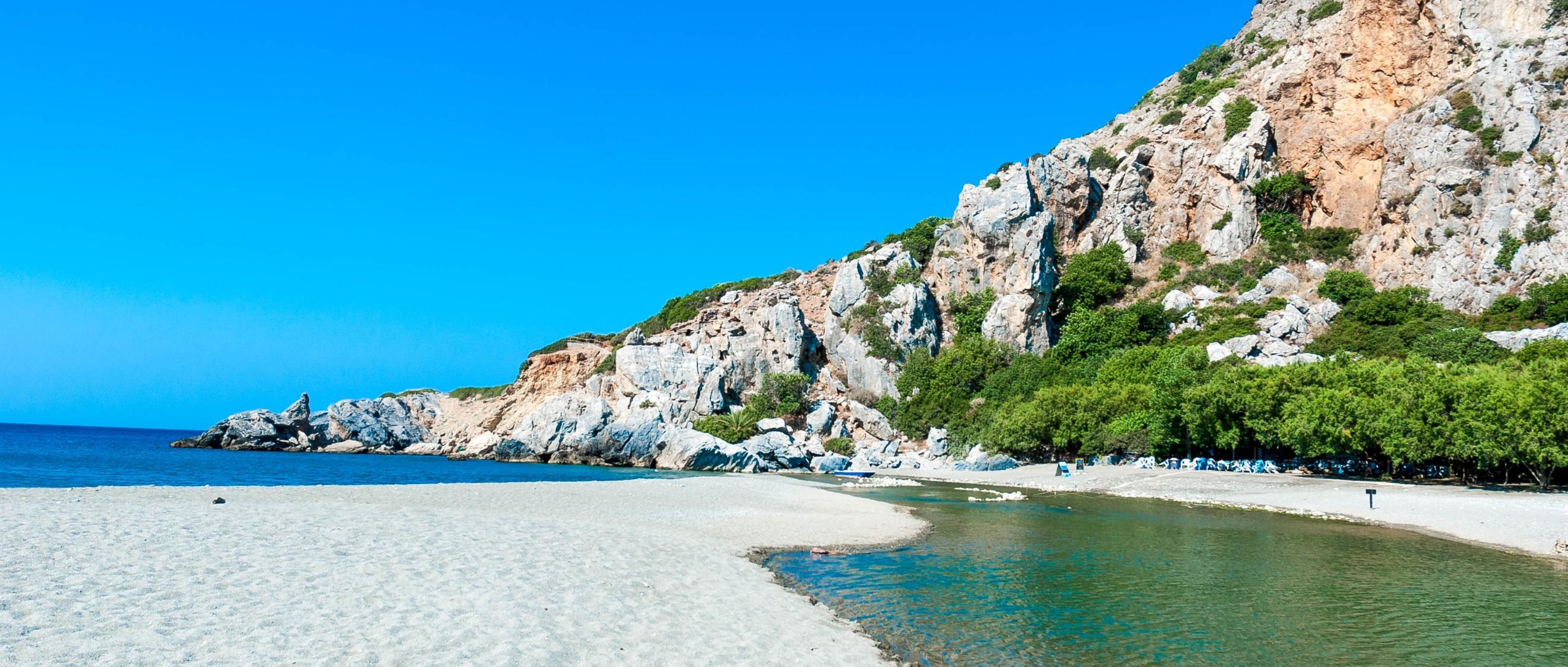 Steine, Klippen, Sand und Meer