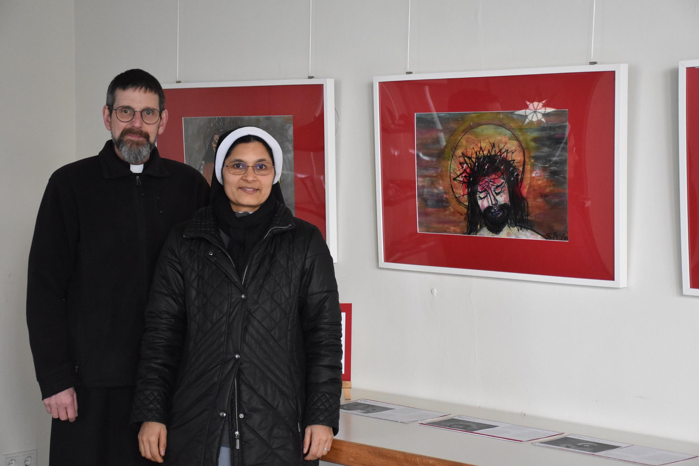 Schwester Mercy Marattukulam Varghese und Pfarrer Hans Georg Müller an der Station „Würde“.