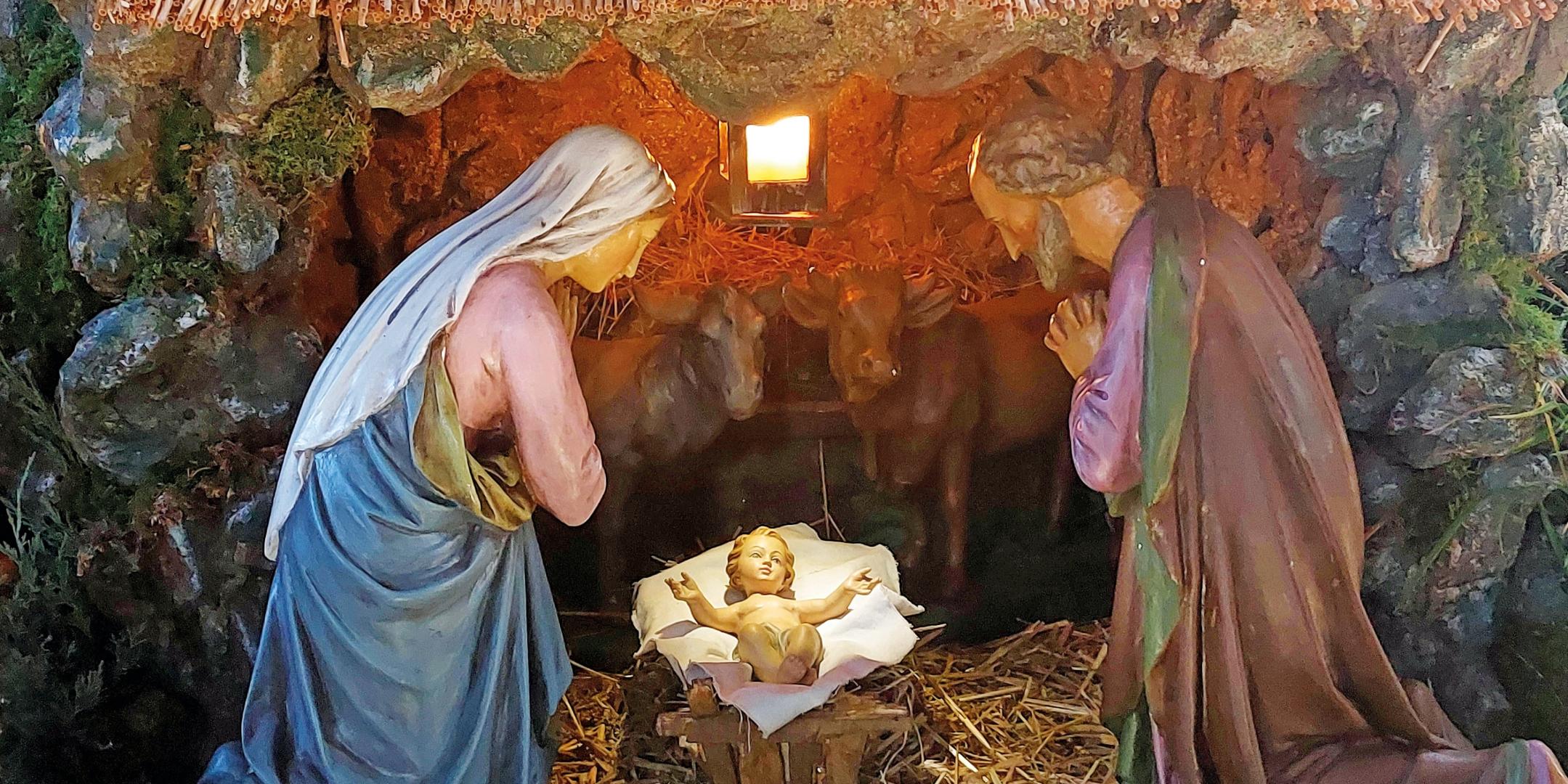 Weihnachtskrippe mit Maria und Josef. Sie knien vor dem Jesuskind, denn Gott wird selbst Mensch, kommt als Kind zur Welt. (c) imago images Weihnachtskrippe mit Maria und Josef. Sie knien vor dem Jesuskind, denn Gott wird selbst Mensch, kommt als Kind zur Welt.