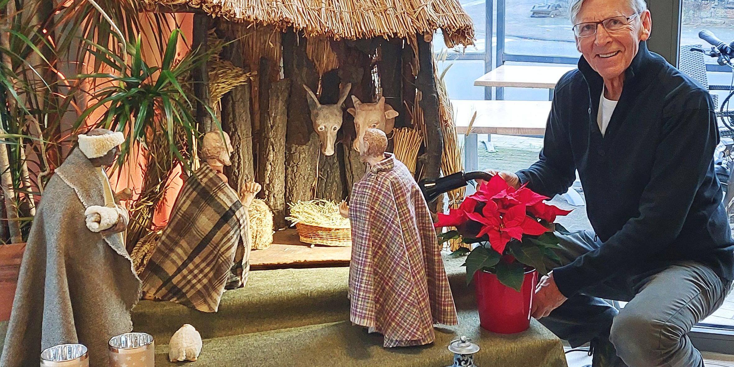 Martin Steffens im Dom-Café mit Figuren der Krippe, die sein Vater Peter Matthias im Jahr 1947 aus Ton modelliert hatte.