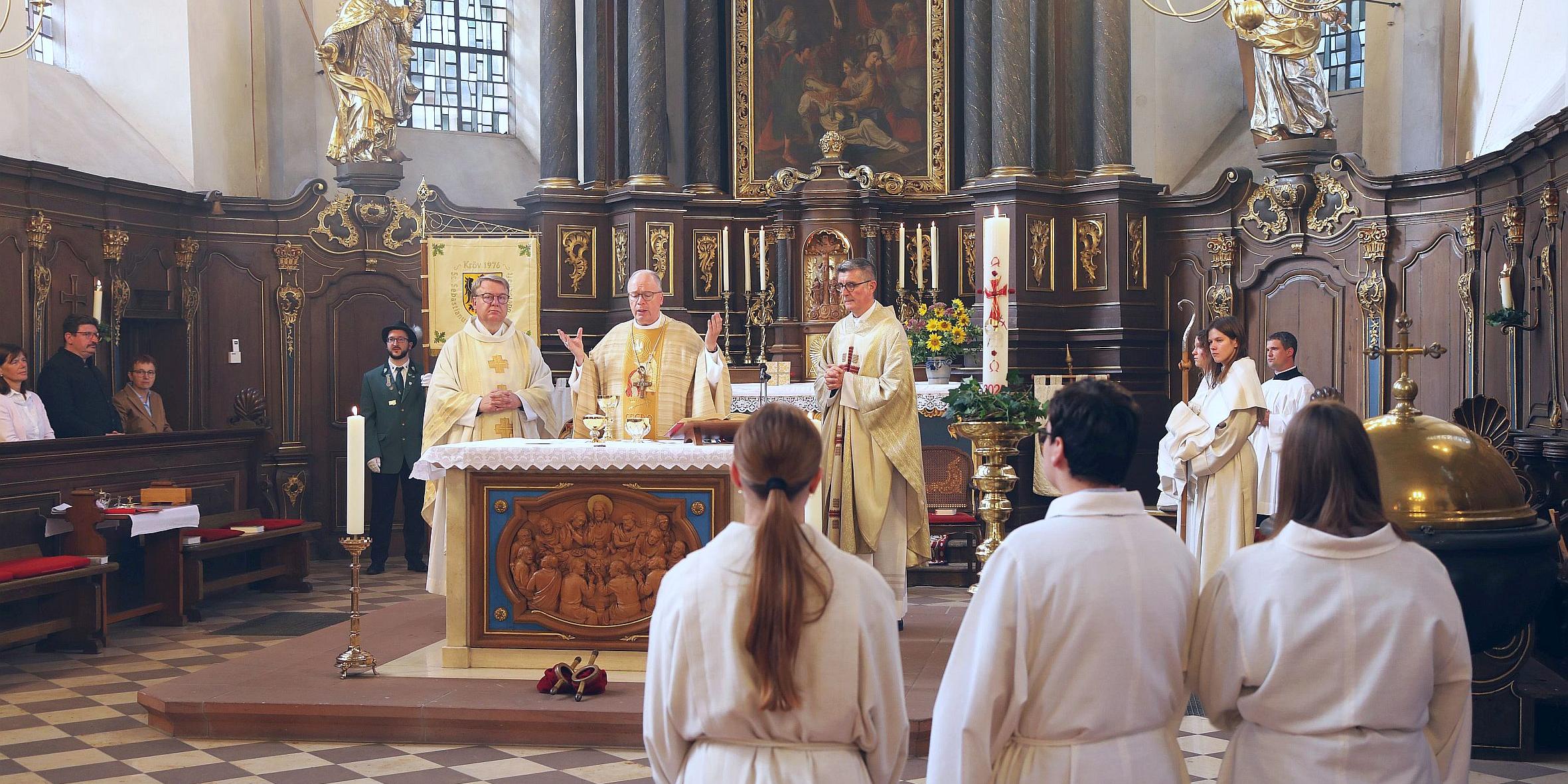 Bischof Dr. Stephan Ackermann (Mitte am Altar) leitete den Gottesdienst aus Anlass des 300-jährigen Bestehens der Kröver Kirche St. Remigius. (c) Pfarrei Bischof Dr. Stephan Ackermann (Mitte am Altar) leitete den Gottesdienst aus Anlass des 300-jährigen Bestehens der Kröver Kirche St. Remigius.