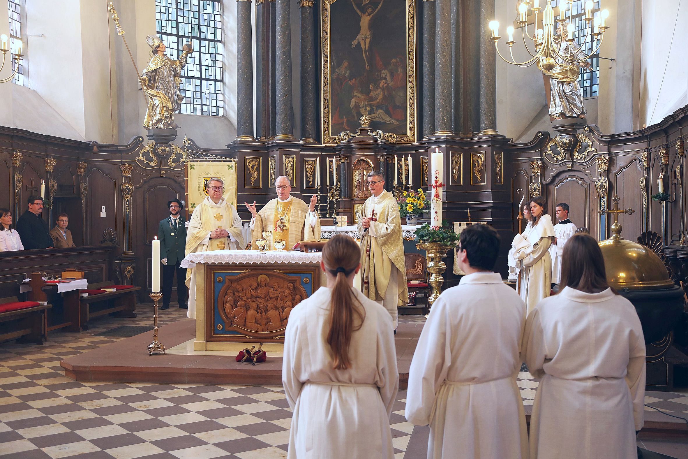 Bischof Dr. Stephan Ackermann (Mitte am Altar) leitete den Gottesdienst aus Anlass des 300-jährigen Bestehens der Kröver Kirche St. Remigius.