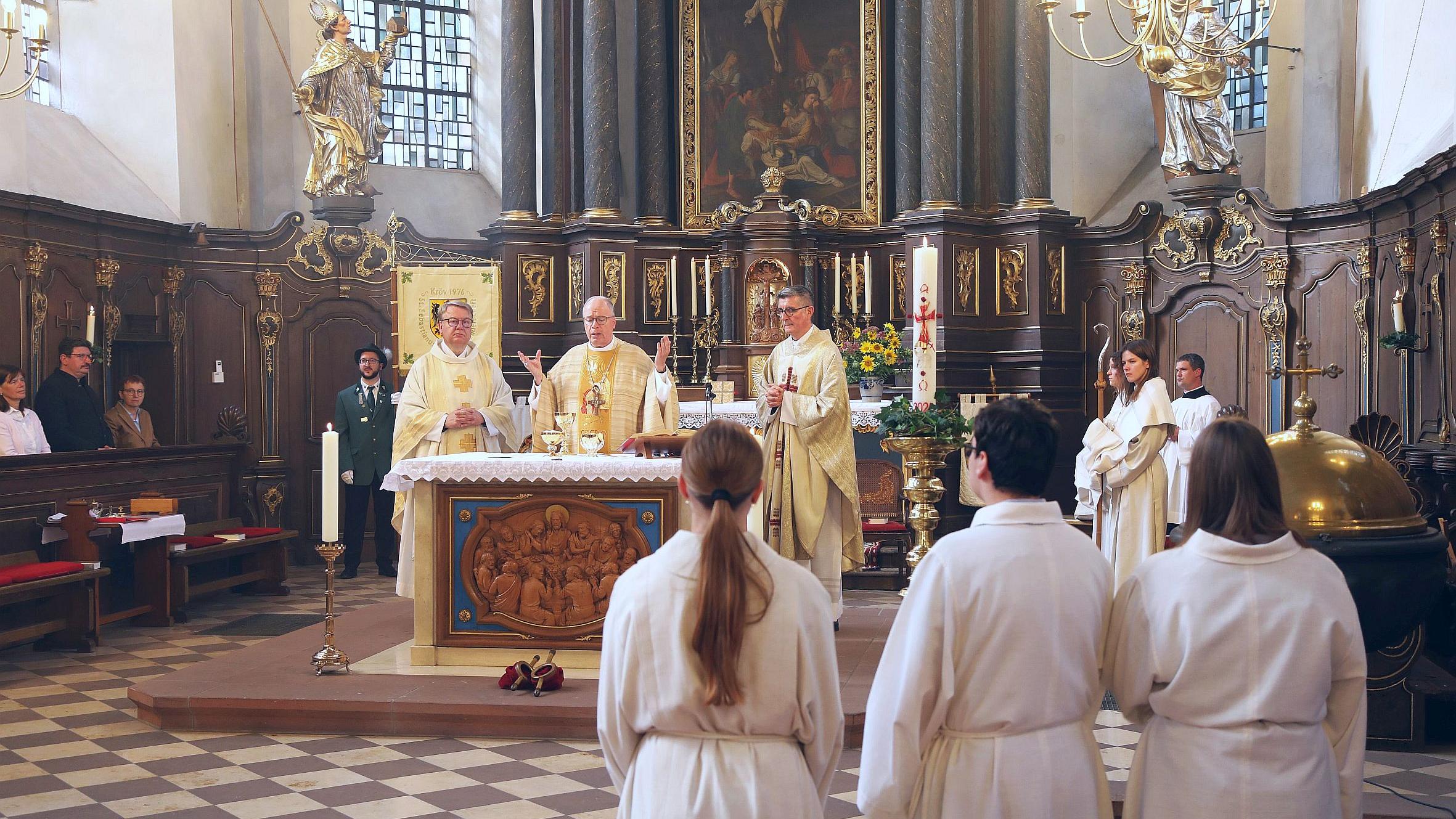 Bischof Dr. Stephan Ackermann (Mitte am Altar) leitete den Gottesdienst aus Anlass des 300-jährigen Bestehens der Kröver Kirche St. Remigius.