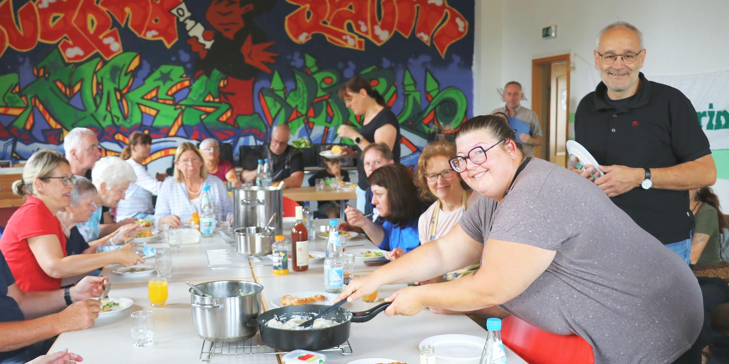 Silke Weis (vorne rechts) koordiniert die „Küche für alle“. Rechts Pastoralreferent Armin Surkus-Anzenhofer. (c) Christina Bents Silke Weis (vorne rechts) koordiniert die „Küche für alle“. Rechts Pastoralreferent Armin Surkus-Anzenhofer.