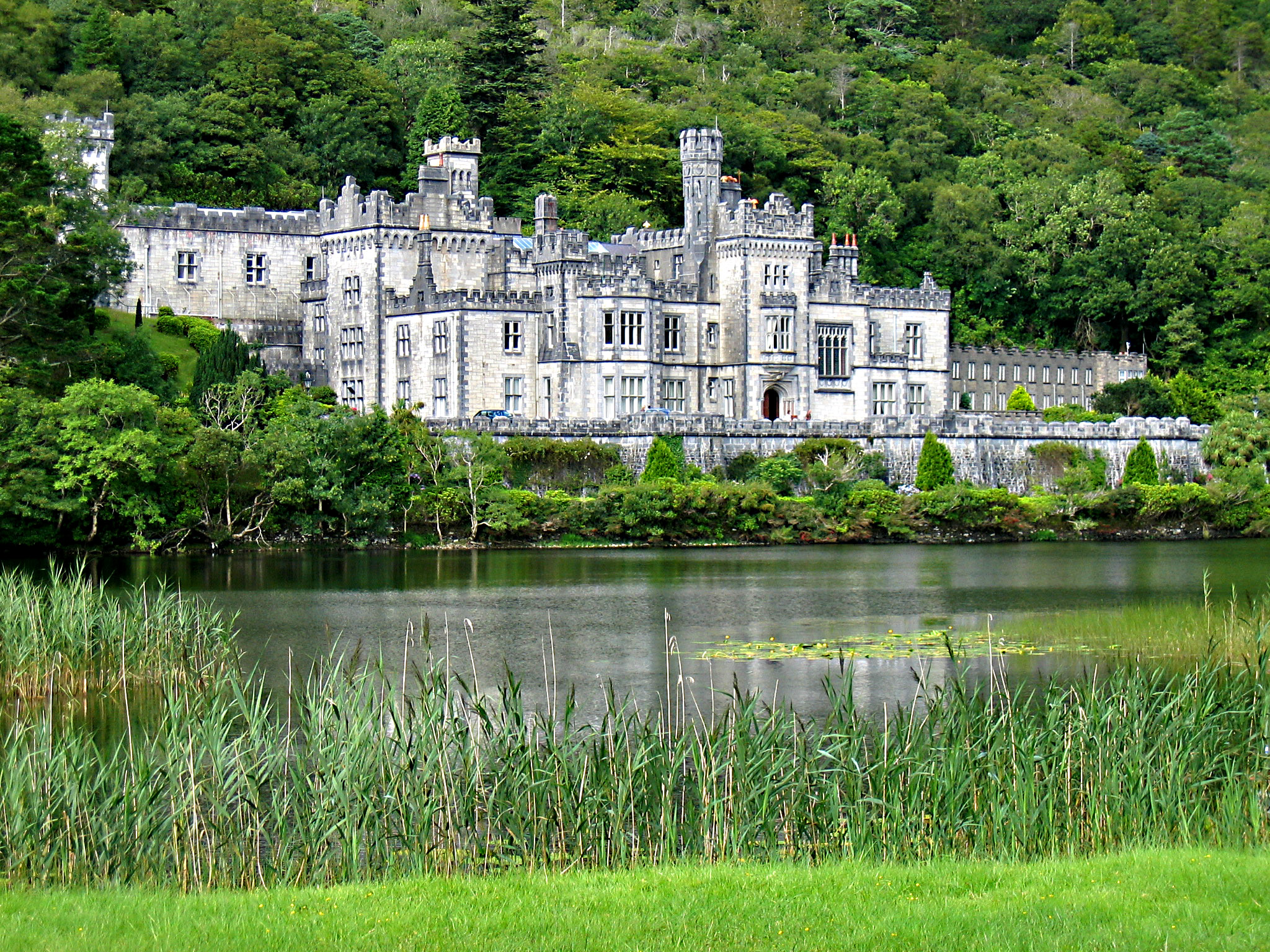 Das Benediktinerinnenkloster Kylemore Abbey. (c) Ernst Rose/pixelio Das Benediktinerinnenkloster Kylemore Abbey.