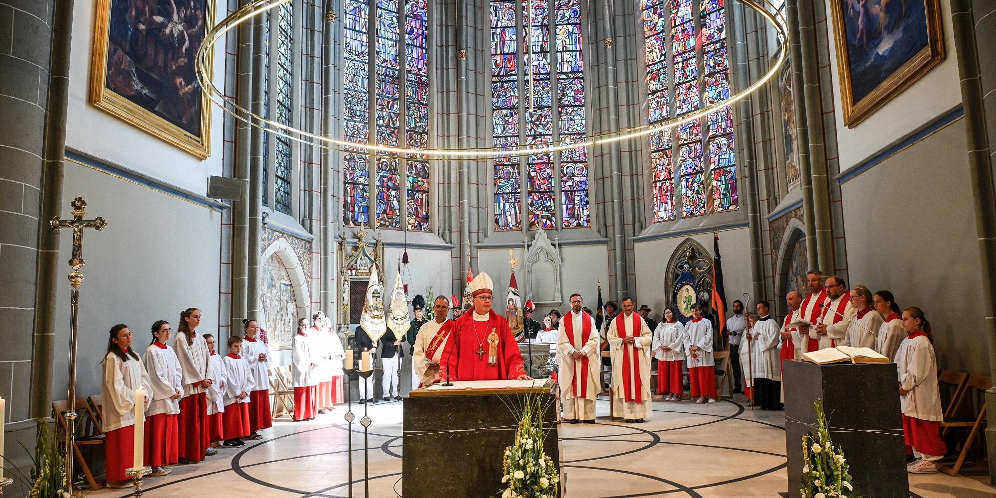 Am Altar Bischof Ackermann im Gottesdienst zur Wiedereröffnung von Sankt Laurentius in Ahrweiler. (c) Oppitz/KNA Am Altar Bischof Ackermann im Gottesdienst zur Wiedereröffnung von Sankt Laurentius in Ahrweiler.