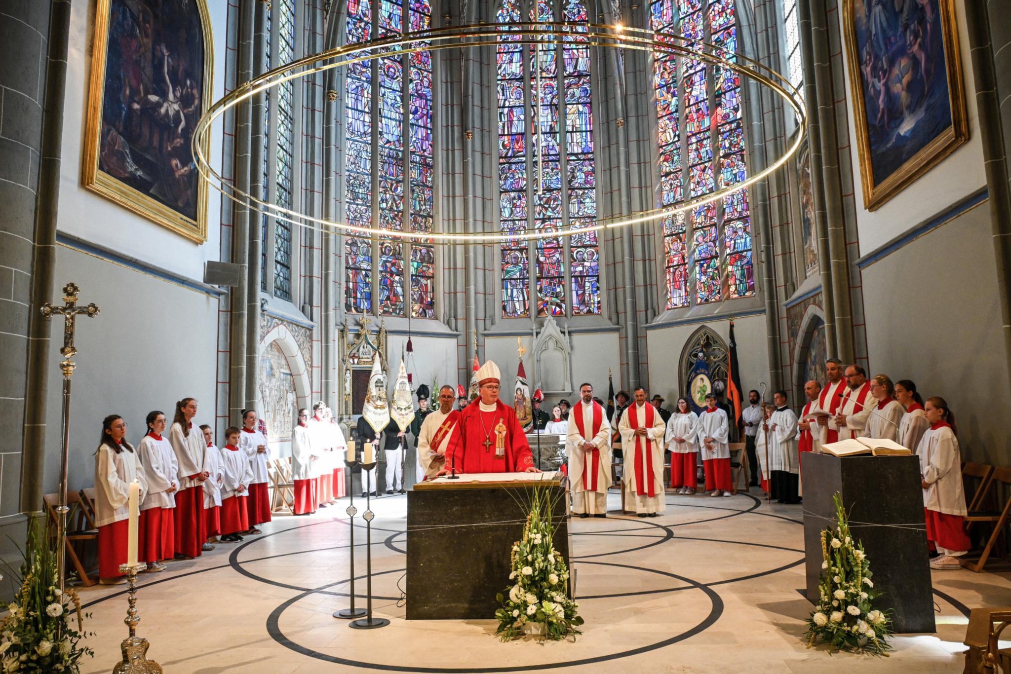 Am Altar Bischof Ackermann im Gottesdienst zur Wiedereröffnung von Sankt Laurentius in Ahrweiler.