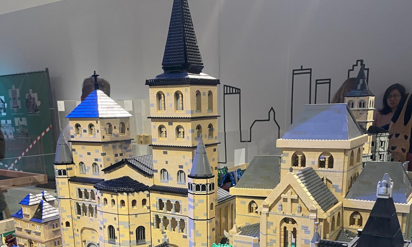 Mit seiner auch im verkleinerten Maßstab imposanten Größe beeindruckt der Lego-Nachbau des Trierer Doms.