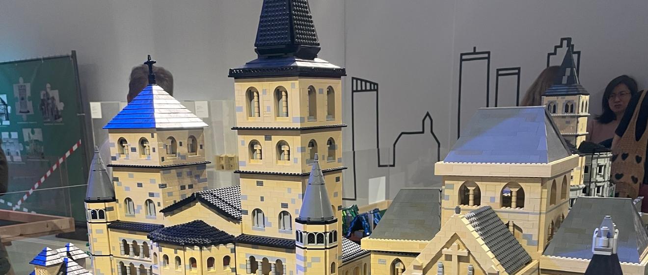 Mit seiner auch im verkleinerten Maßstab imposanten Größe beeindruckt der Lego-Nachbau des Trierer Doms.