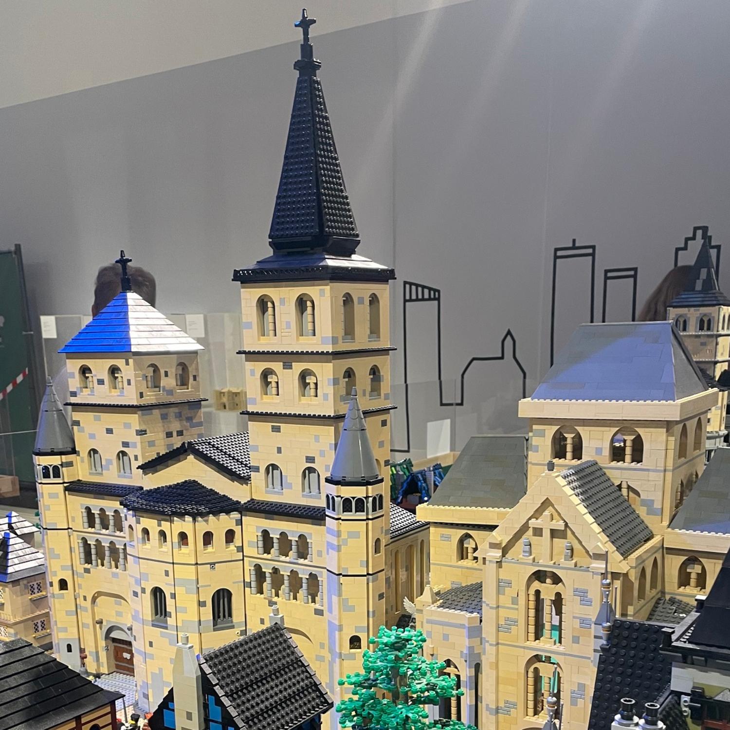 Mit seiner auch im verkleinerten Maßstab imposanten Größe beeindruckt der Lego-Nachbau des Trierer Doms.