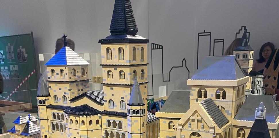 Mit seiner auch im verkleinerten Maßstab imposanten Größe beeindruckt der Lego-Nachbau des Trierer Doms.