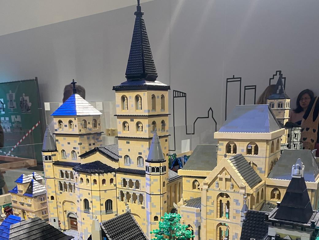 Mit seiner auch im verkleinerten Maßstab imposanten Größe beeindruckt der Lego-Nachbau des Trierer Doms.