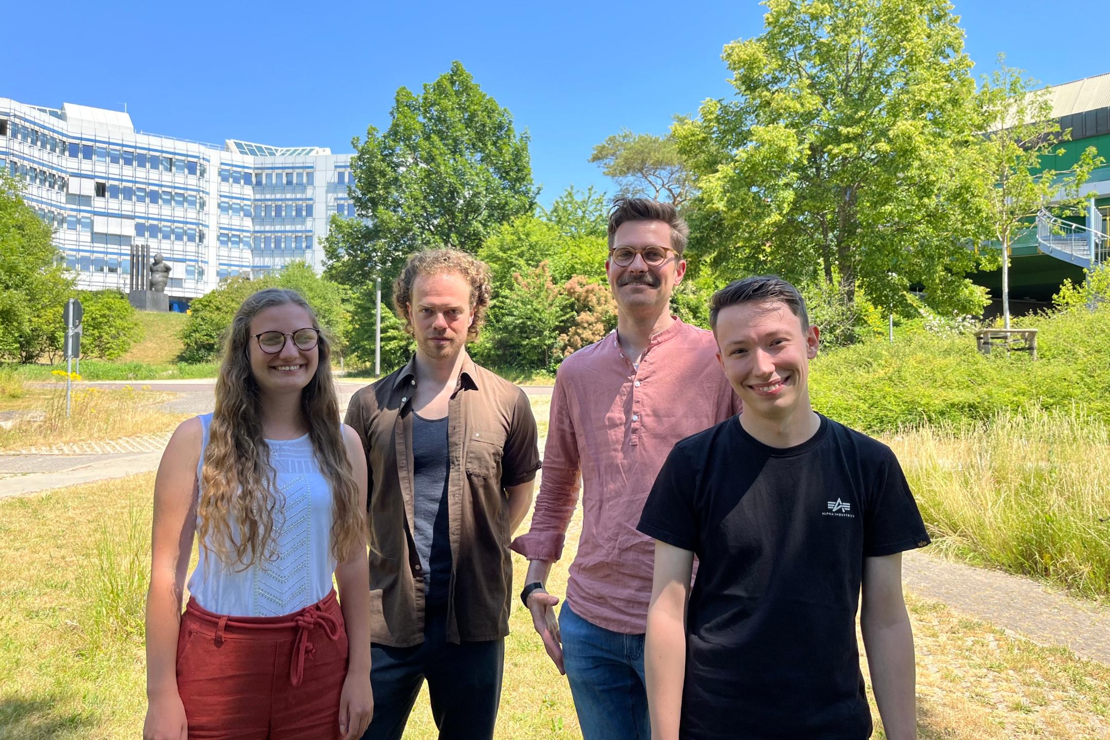 Student Lars Jücker (rechts) mit dem Lehrstuhlteam: Elena Wirtz, Wanja Kirchhoff, Dr. Dennis Halft OP (von links).