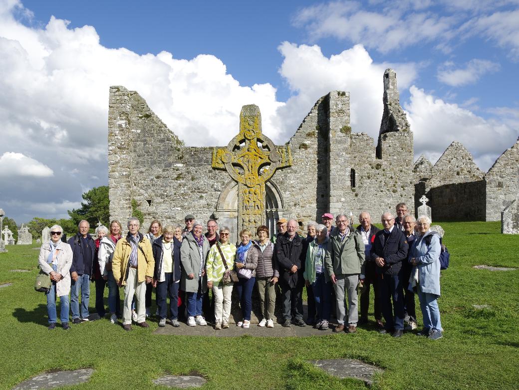 Menschen schauen lachend in die Kamera