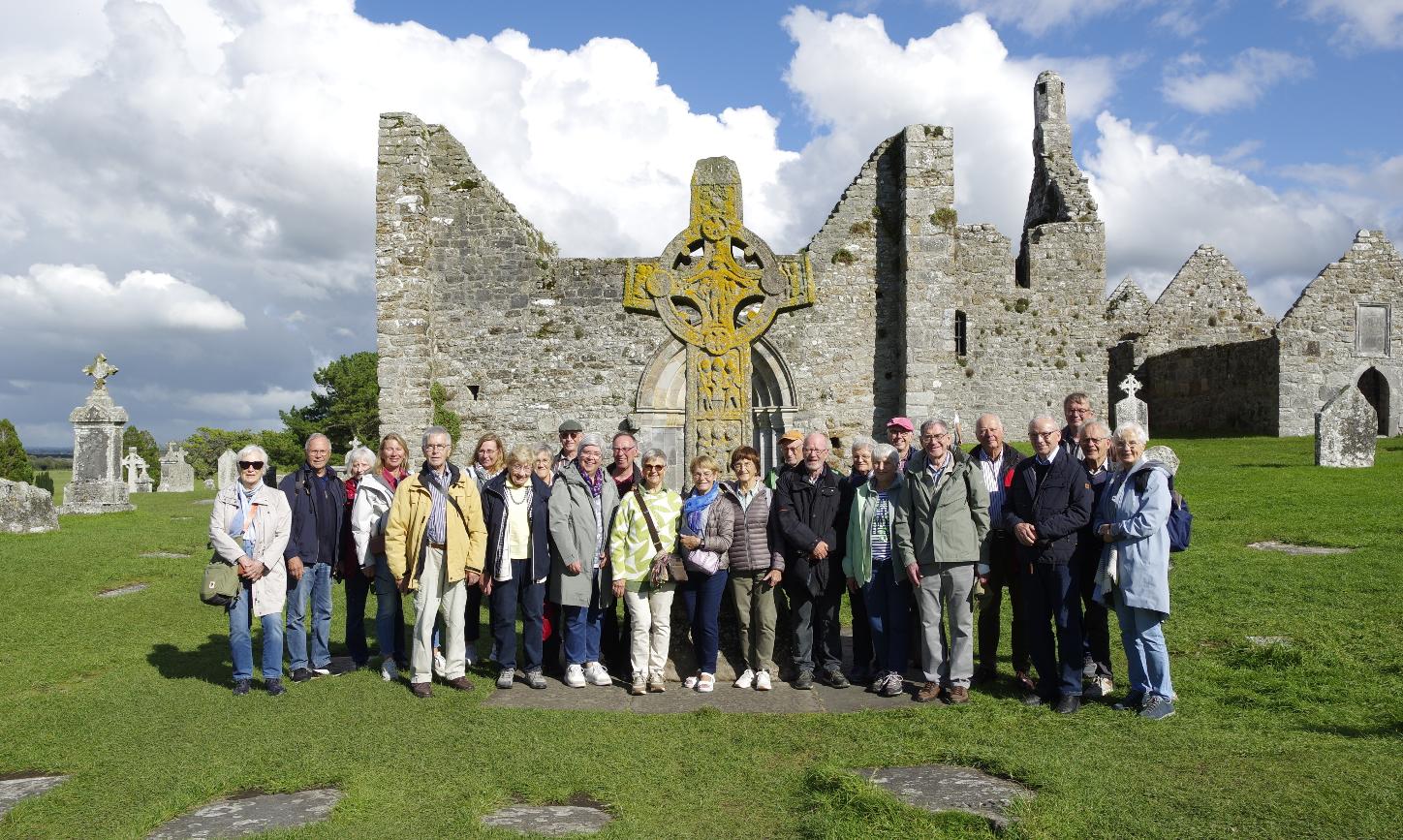 Menschen schauen lachend in die Kamera