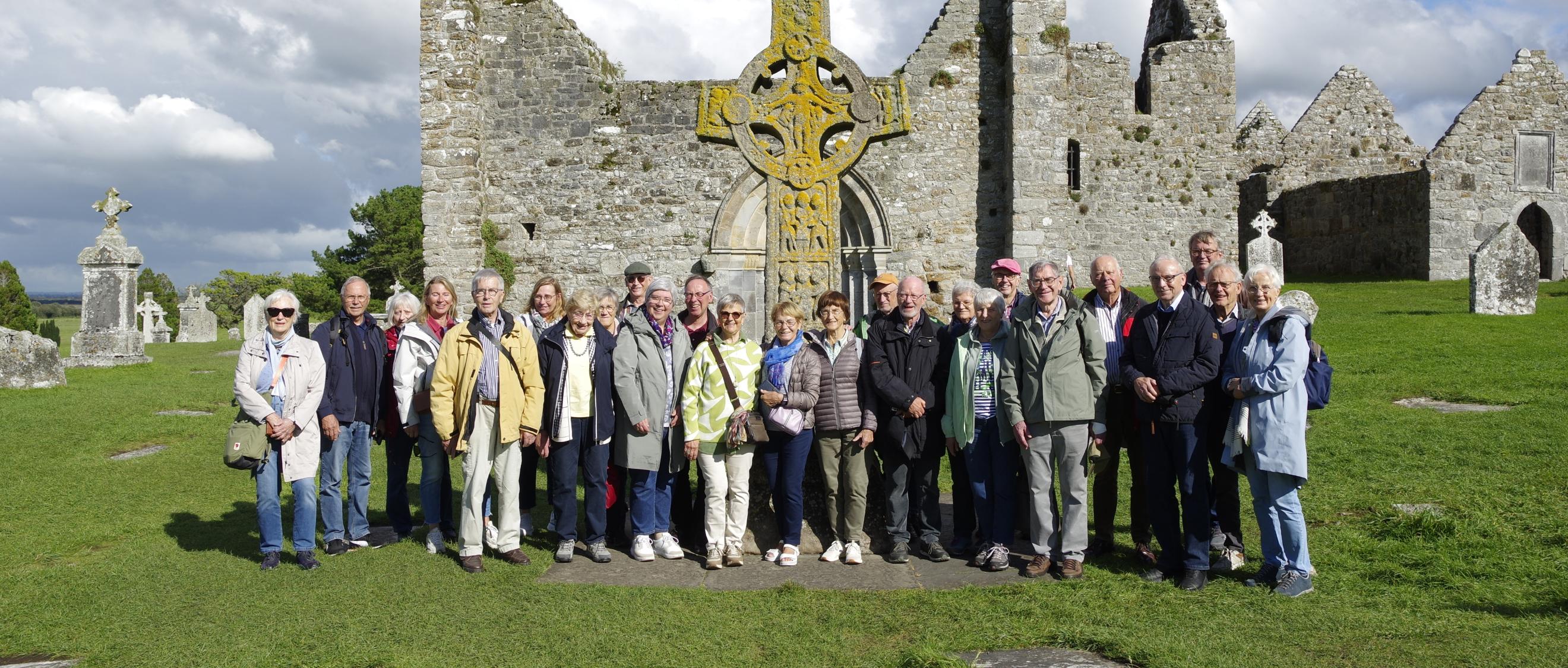 Menschen schauen lachend in die Kamera