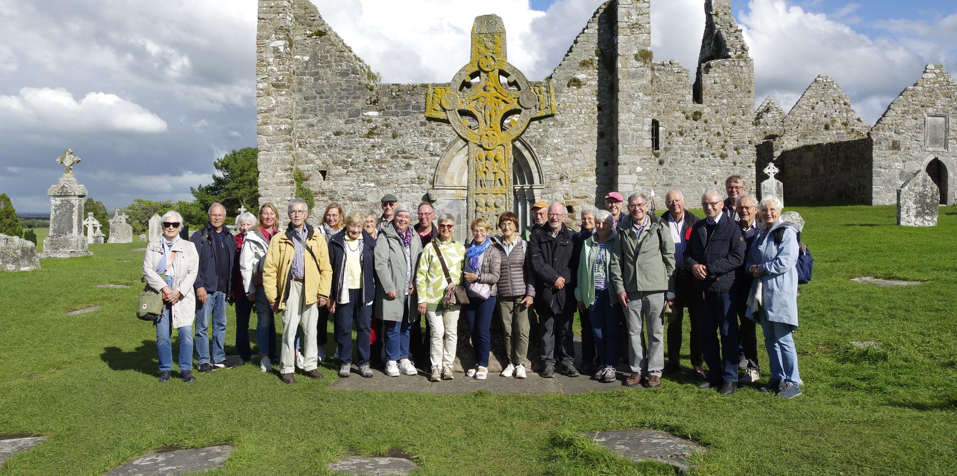 Menschen schauen lachend in die Kamera