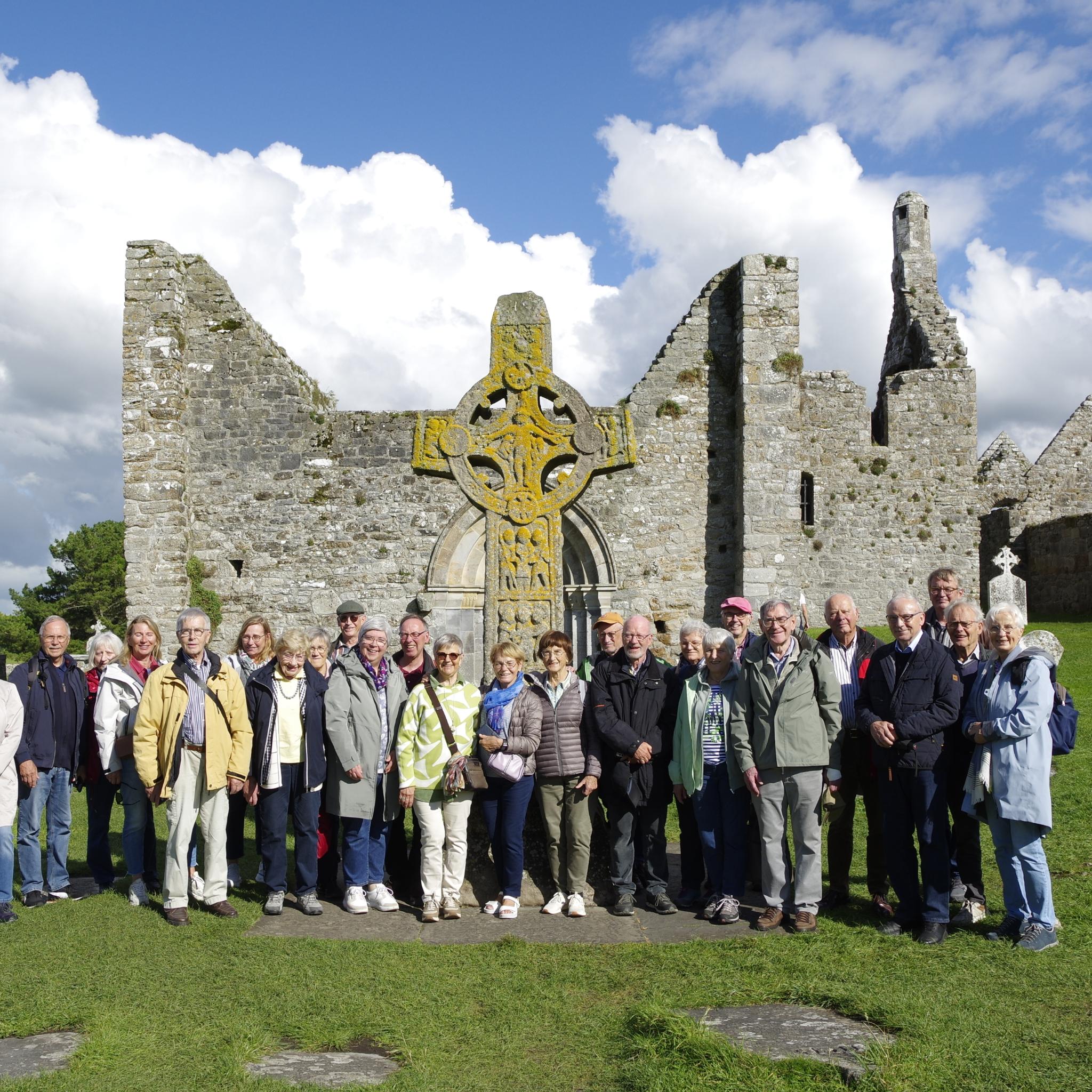 Menschen schauen lachend in die Kamera