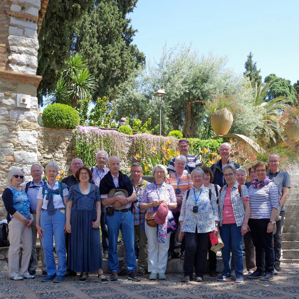 Die „Paulinus“- Reisegruppe im  Parco Di Lady  Florence Trevelyan in Taormina.