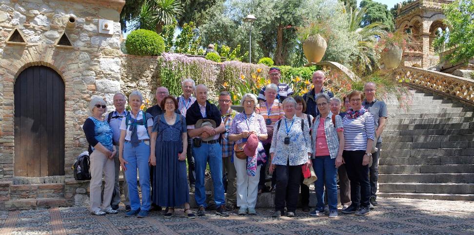 Die „Paulinus“- Reisegruppe im  Parco Di Lady  Florence Trevelyan in Taormina.