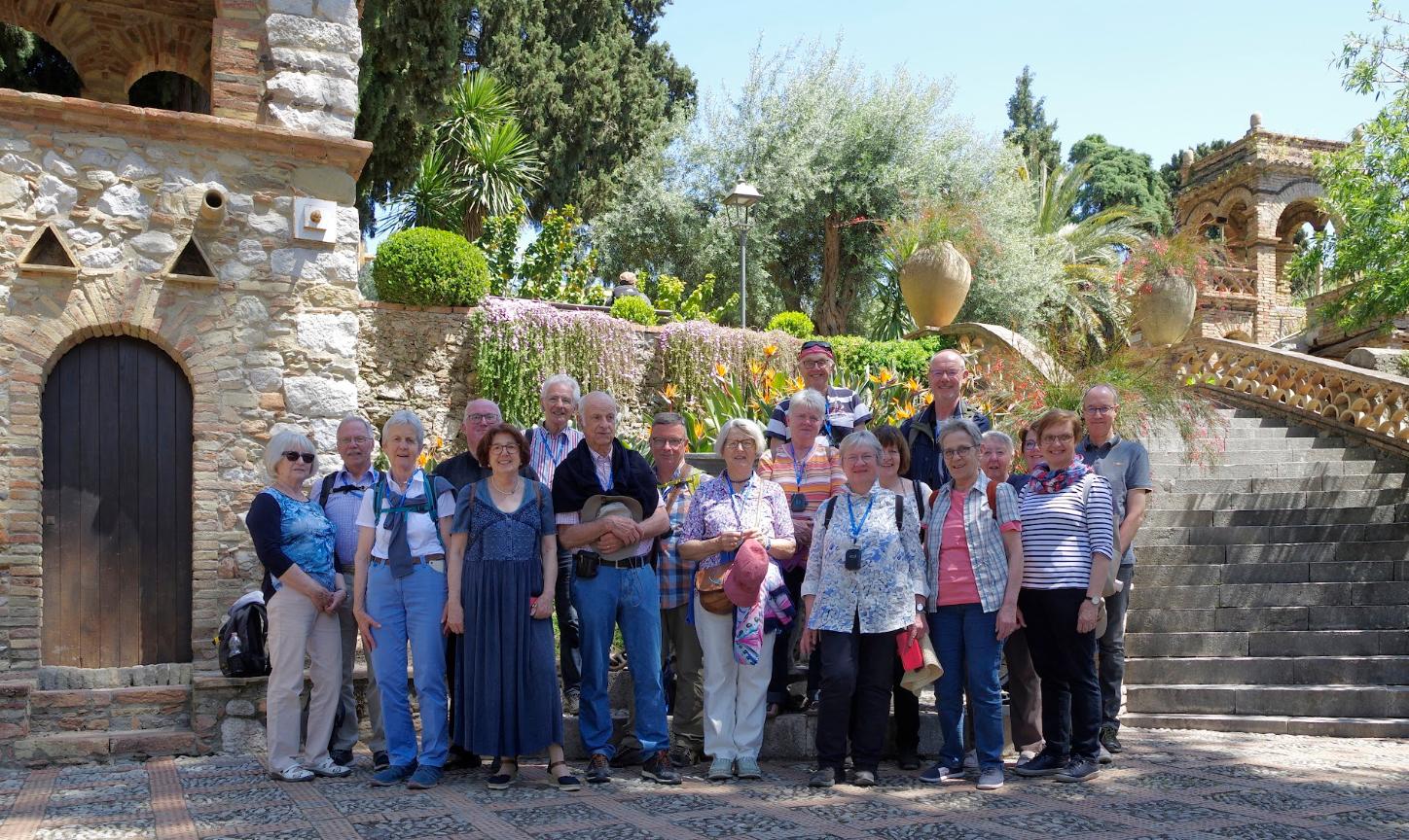 Die „Paulinus“- Reisegruppe im  Parco Di Lady  Florence Trevelyan in Taormina.