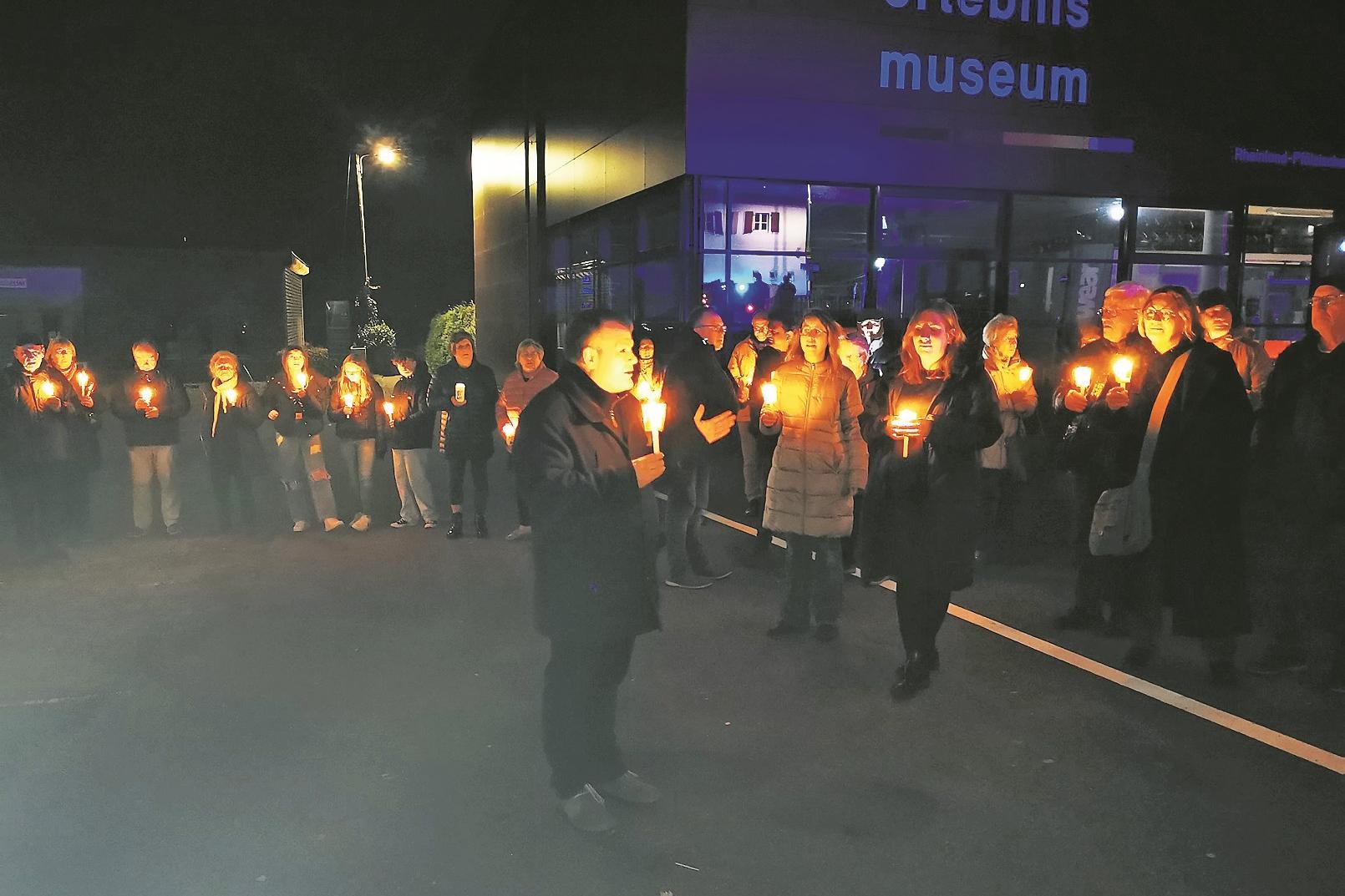 Pfarrer und Dekan Christian Heinz bei der Begrüßung der Teilnehmenden.