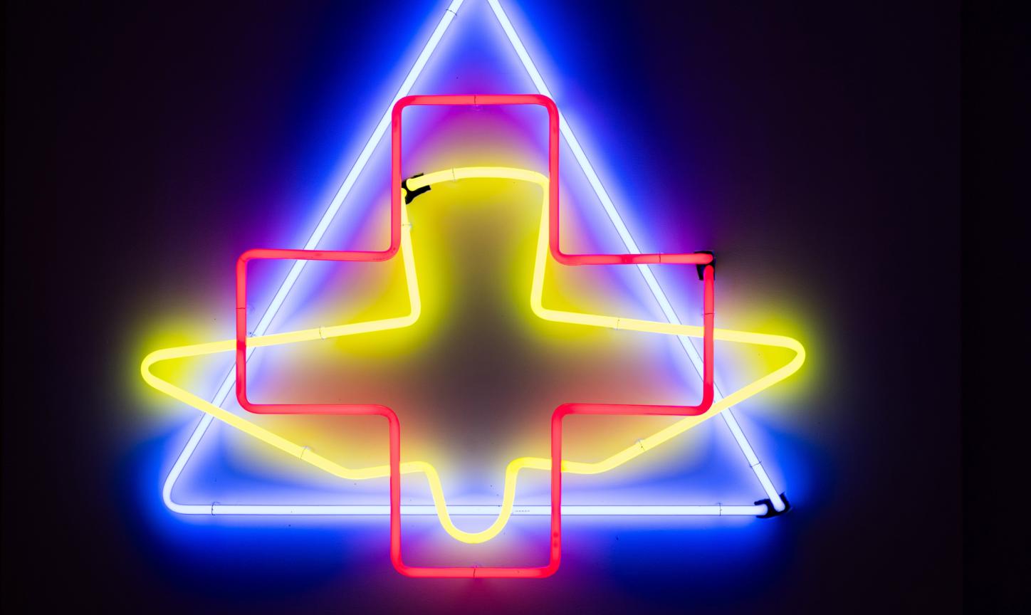 „Du bist mein geliebter Sohn“, Philipp Schönborn, 1999. Installation aus bunten Neonröhren, Leihgabe des Künstlers