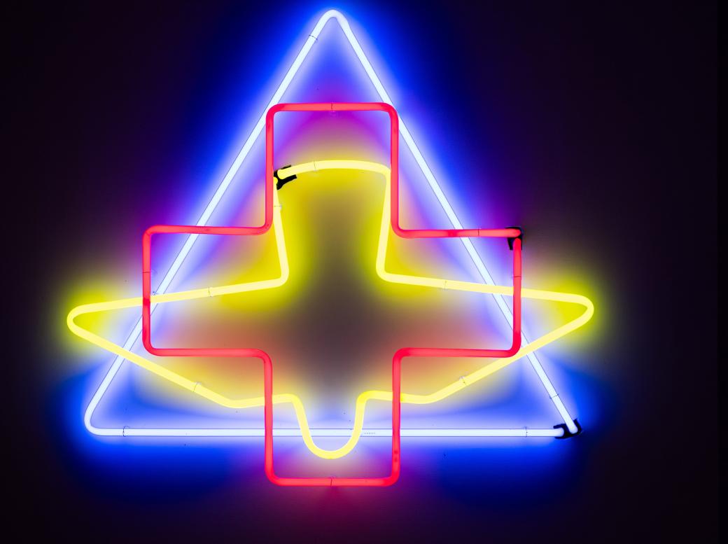 „Du bist mein geliebter Sohn“, Philipp Schönborn, 1999. Installation aus bunten Neonröhren, Leihgabe des Künstlers