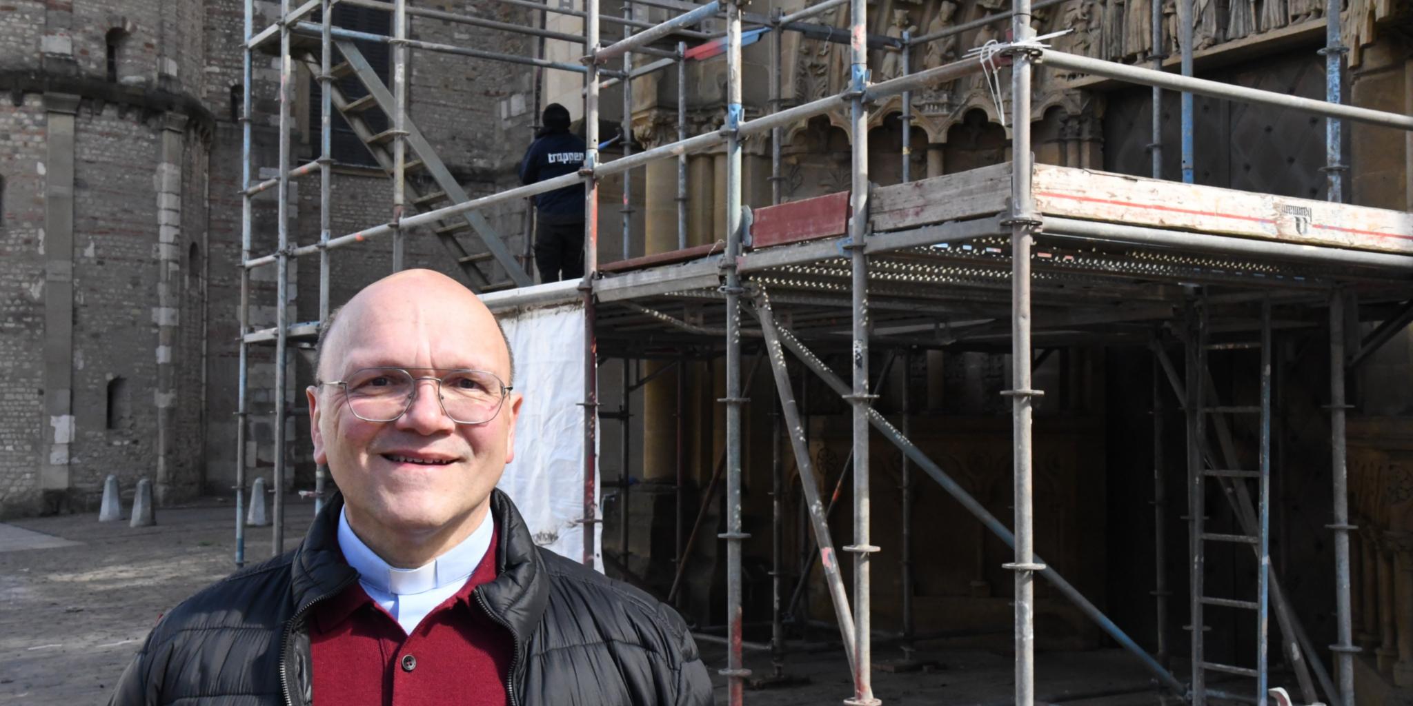 Pfarrer  Dr. Markus  Nicolay vor dem restaurierten Westportal der Trierer Liebfrauenbasilika.