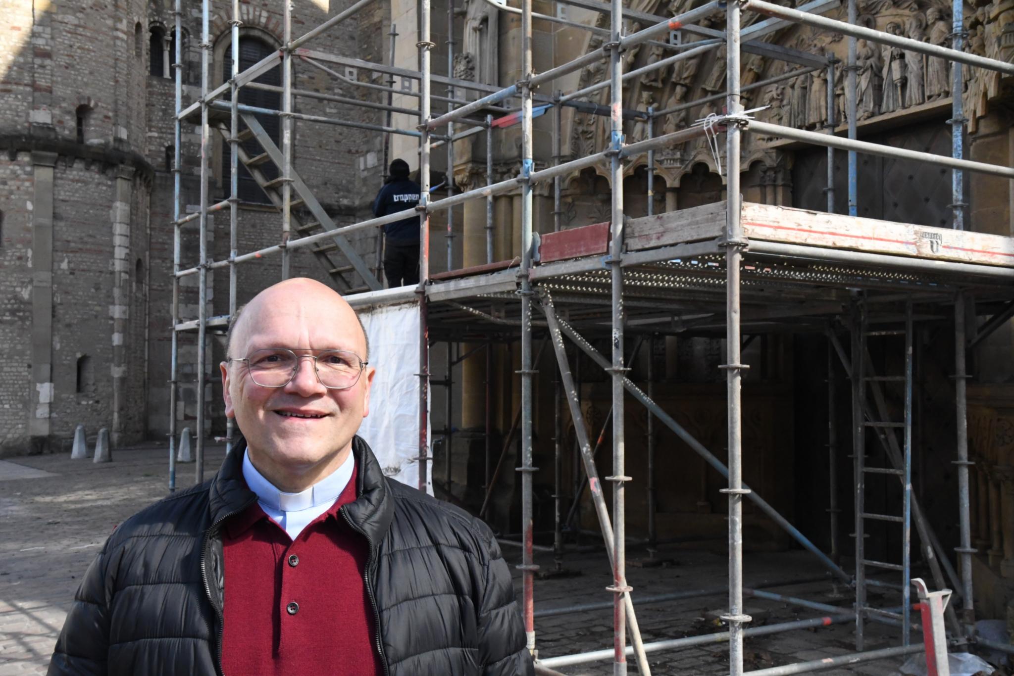 Pfarrer  Dr. Markus  Nicolay vor dem restaurierten Westportal der Trierer Liebfrauenbasilika.