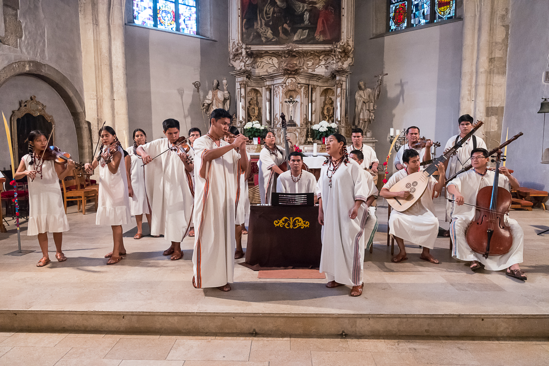 Das „Ensamble Moxos“ aus dem bolivianischen Tiefland musiziert an unterschiedlichen Orten im Bistum.