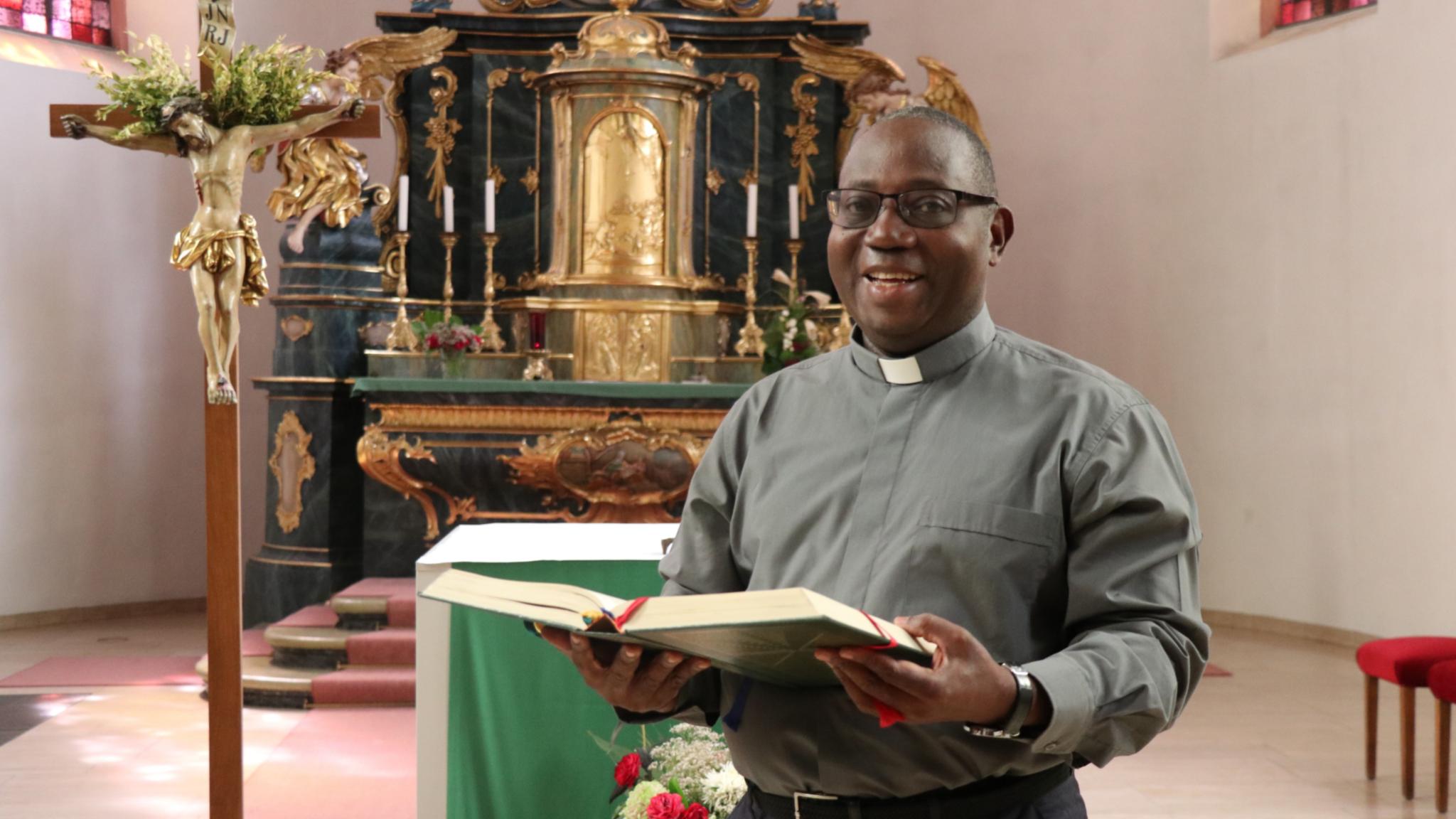 Abbé Floribert Malemo in der Simmerner Pfarrkirche St. Josef.