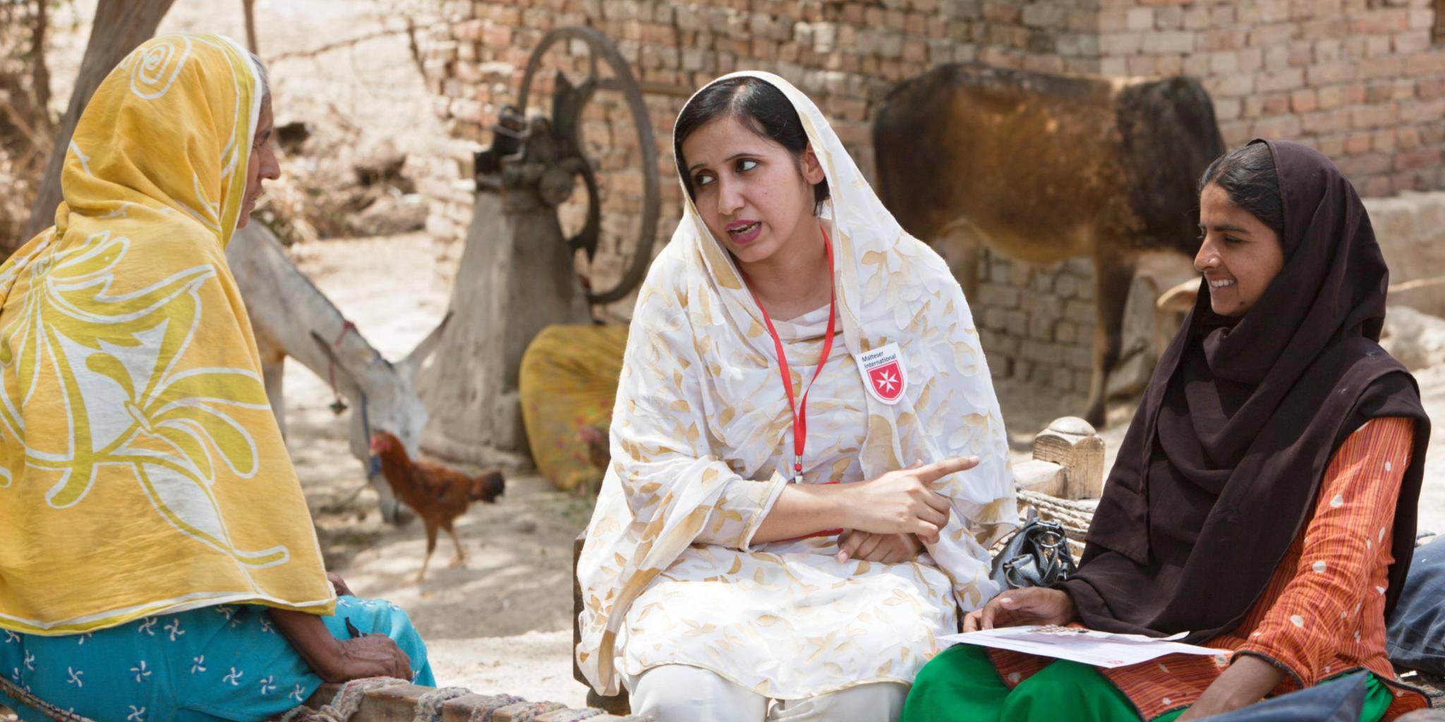 Eine Mitarbeiterin von Malteser international berät in Pakistan Frauen im Bereich Gesundheit und Hygiene. (c) imago images Eine Mitarbeiterin von Malteser international berät in Pakistan Frauen im Bereich Gesundheit und Hygiene.