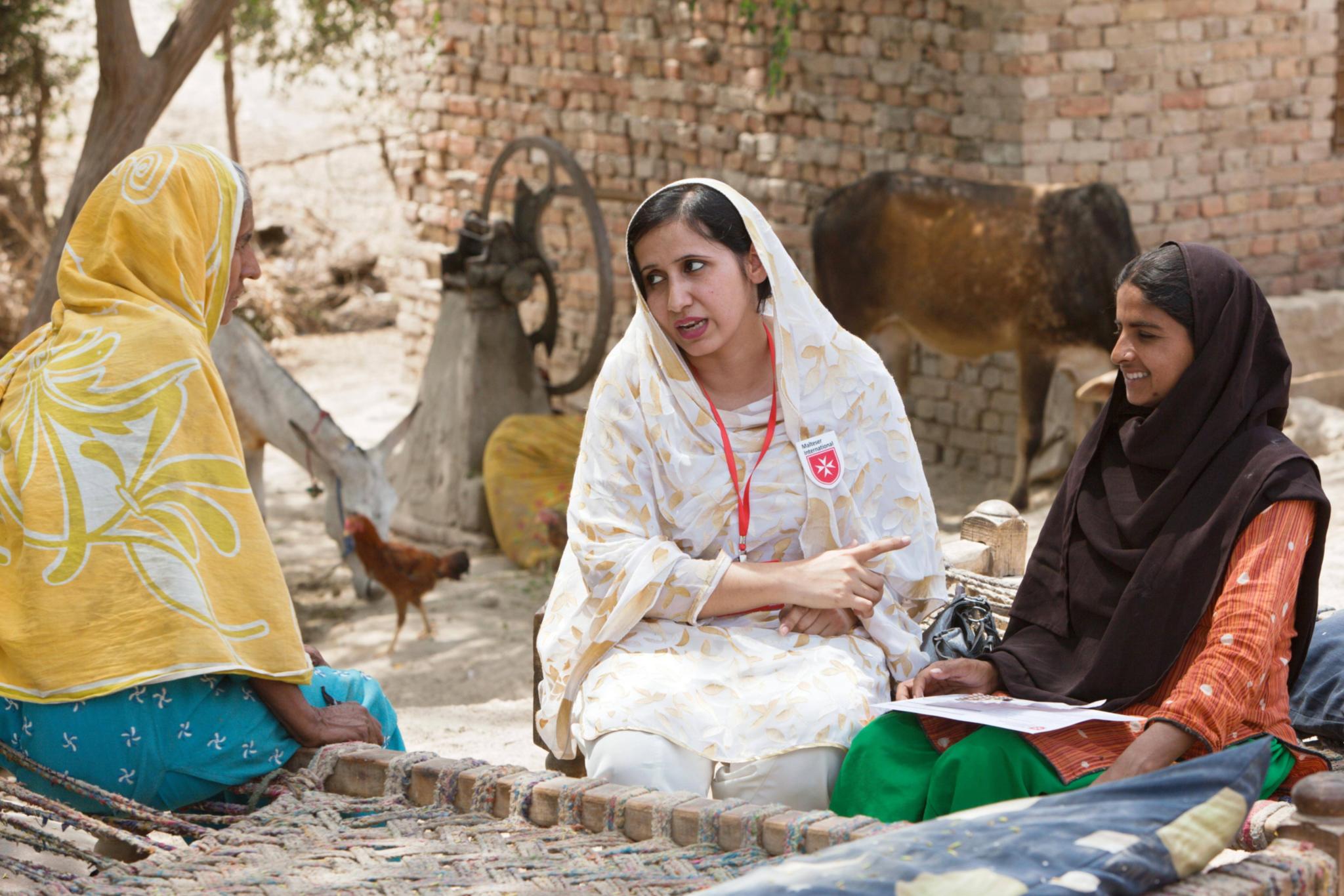 Eine Mitarbeiterin von Malteser international berät in Pakistan Frauen im Bereich Gesundheit und Hygiene.