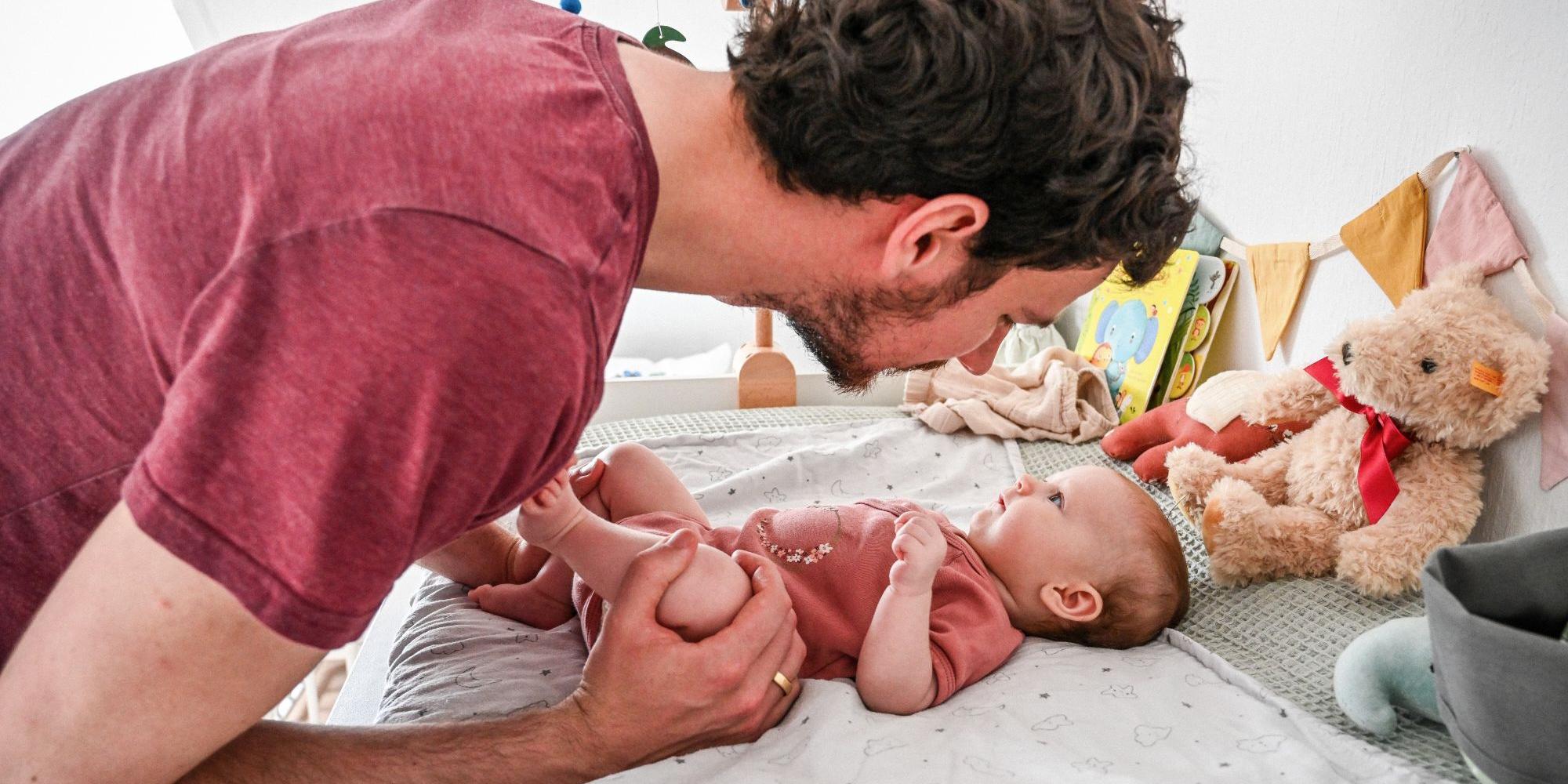 Babys wickeln und mit Nahrung versorgen, das können auch Männer. Eine Aufgabe, die Vater und Kind einander näherbringt.
