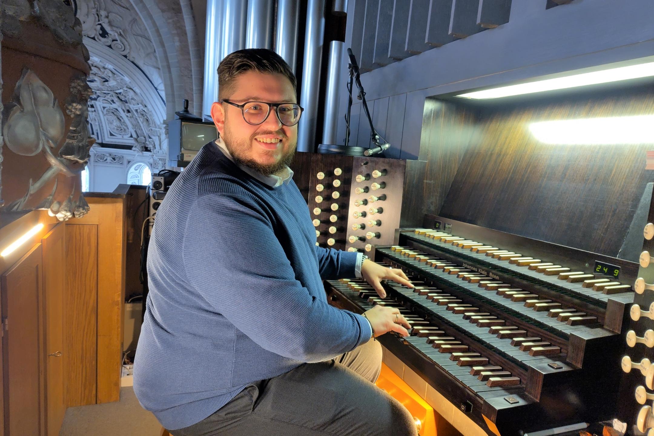 Domorganist Marcel Elisch an der Schwalbennestorgel.