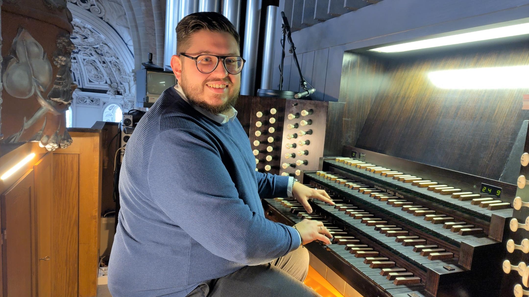 Domorganist Marcel Elisch an der Schwalbennestorgel.