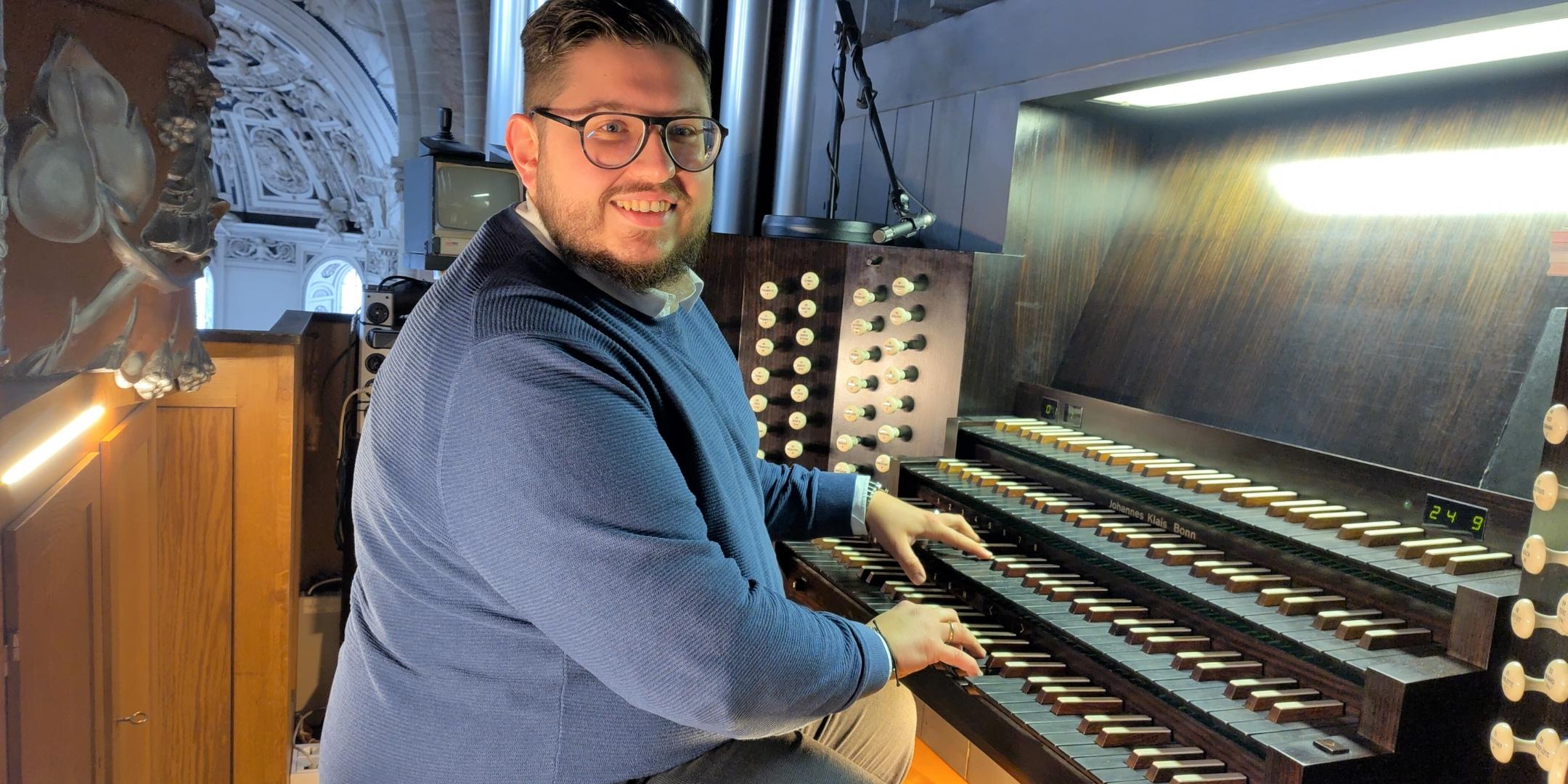 Domorganist Marcel Elisch an der Schwalbennestorgel. (c) Christine Cüppers Domorganist Marcel Elisch an der Schwalbennestorgel.