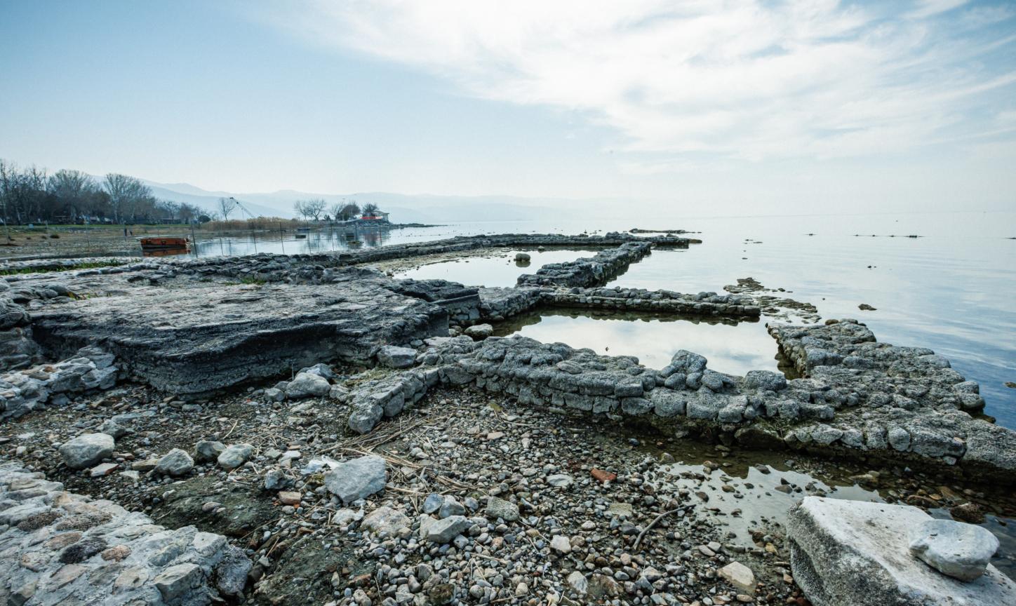 Mauerreste ragen halb aus einem See heraus