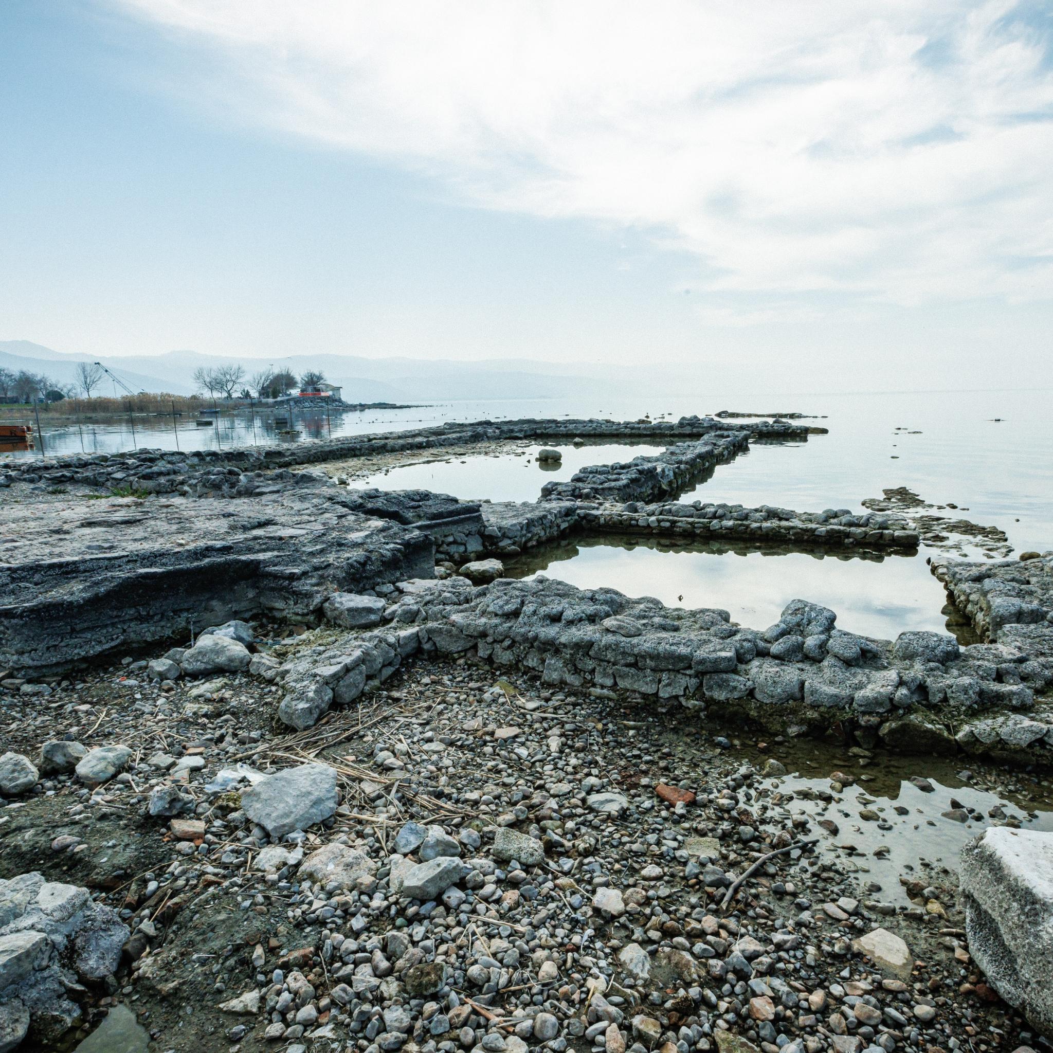 Mauerreste ragen halb aus einem See heraus