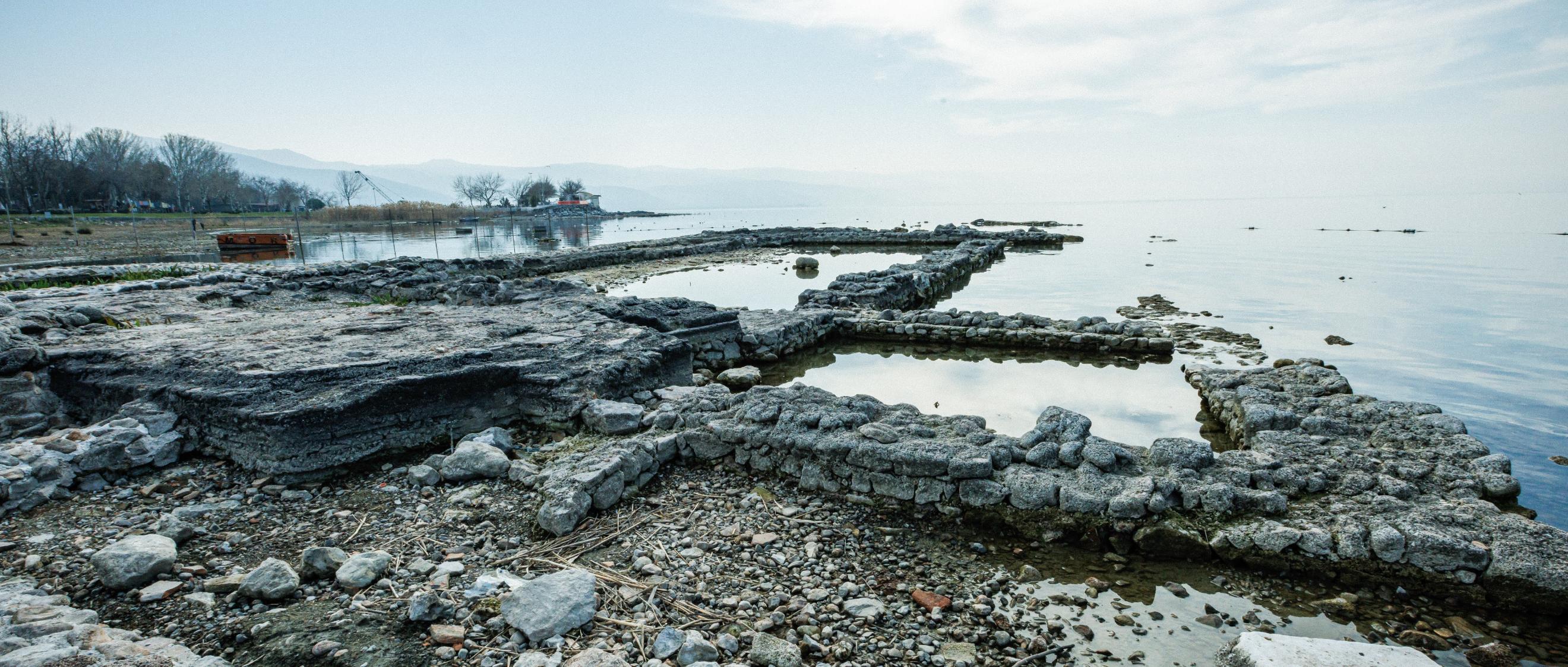 Mauerreste ragen halb aus einem See heraus