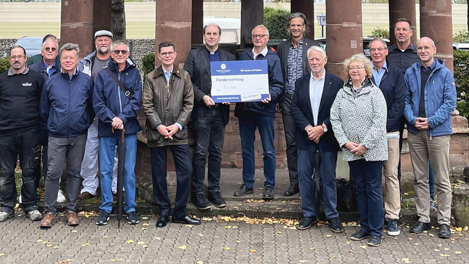 Professor Markus Otto von der  Deutschen Stiftung Denkmalschutz überreicht Dekan Patrick Schmidt einen Spendenscheck über 30 000 Euro.