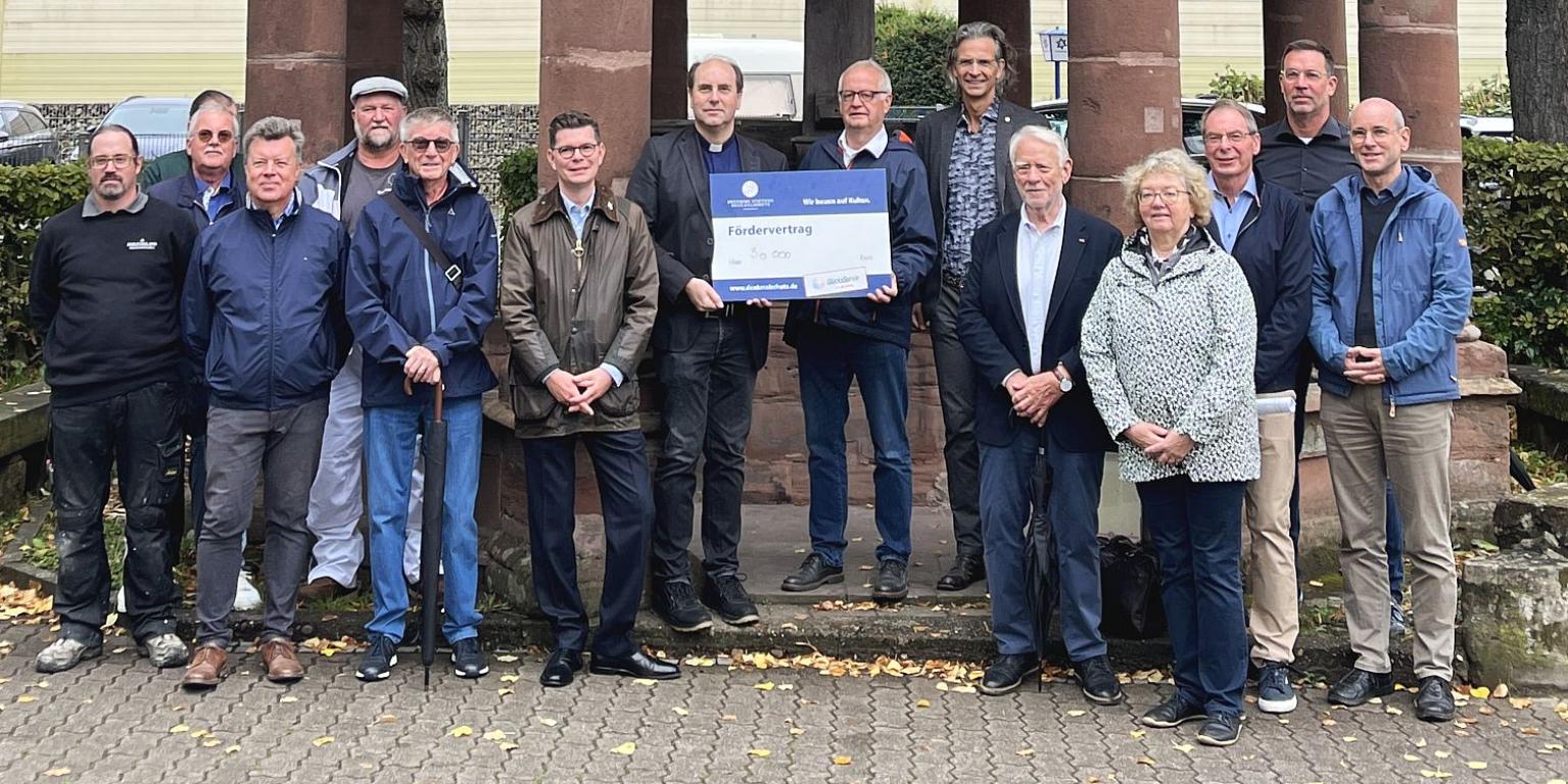 Professor Markus Otto von der Deutschen Stiftung Denkmalschutz überreicht Dekan Patrick Schmidt einen Spendenscheck über 30 000 Euro. (c) Pfarrei Professor Markus Otto von der Deutschen Stiftung Denkmalschutz überreicht Dekan Patrick Schmidt einen Spendenscheck über 30 000 Euro.