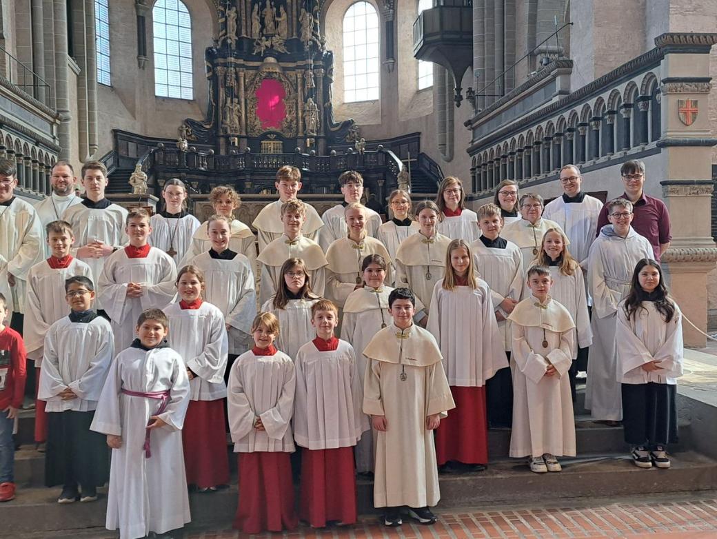Gruppenfoto von Kindern in roten und weißen Ministranten-Gewändern