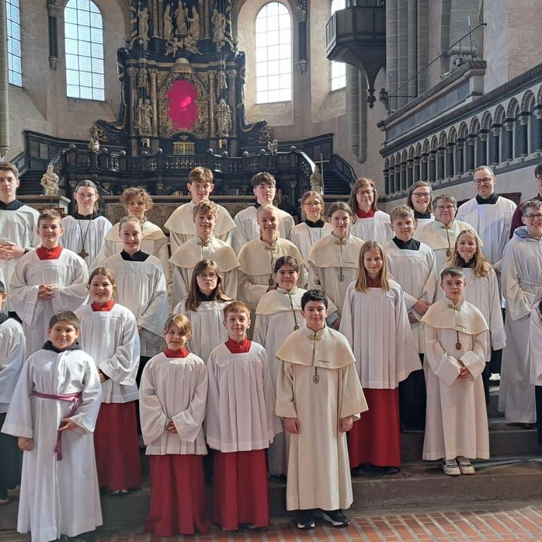 Gruppenfoto von Kindern in roten und weißen Ministranten-Gewändern