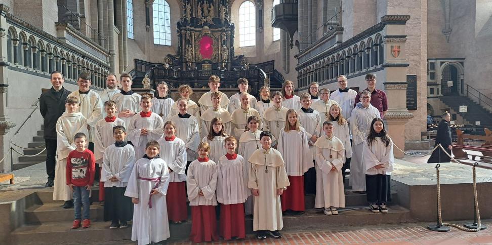 Gruppenfoto von Kindern in roten und weißen Ministranten-Gewändern